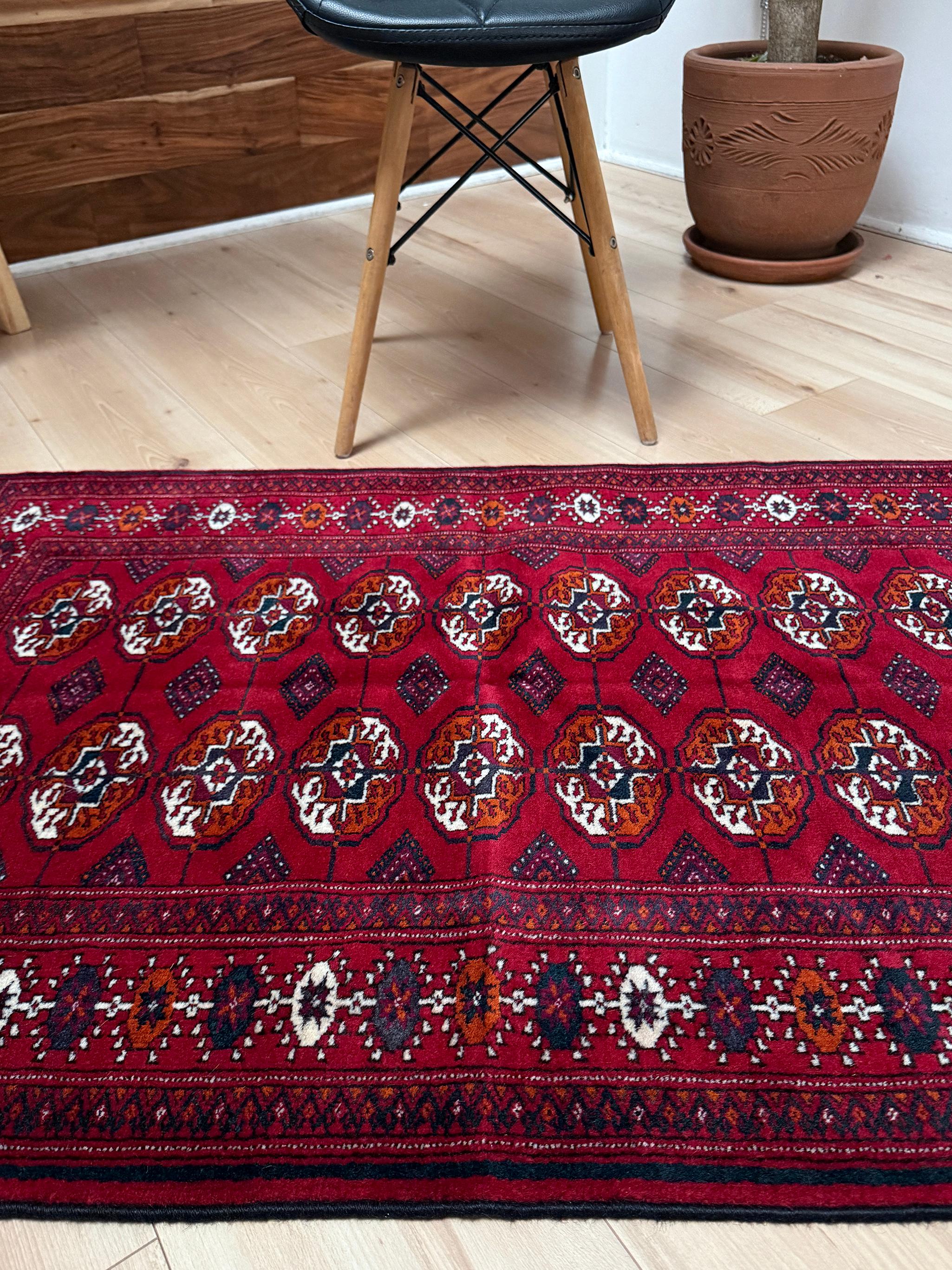 Annodato a mano Tappeto Bukhara Turkmeno rosso cremisi - Tappeto d'accento in lana fatto a mano (2′8″×4′6″) in vendita