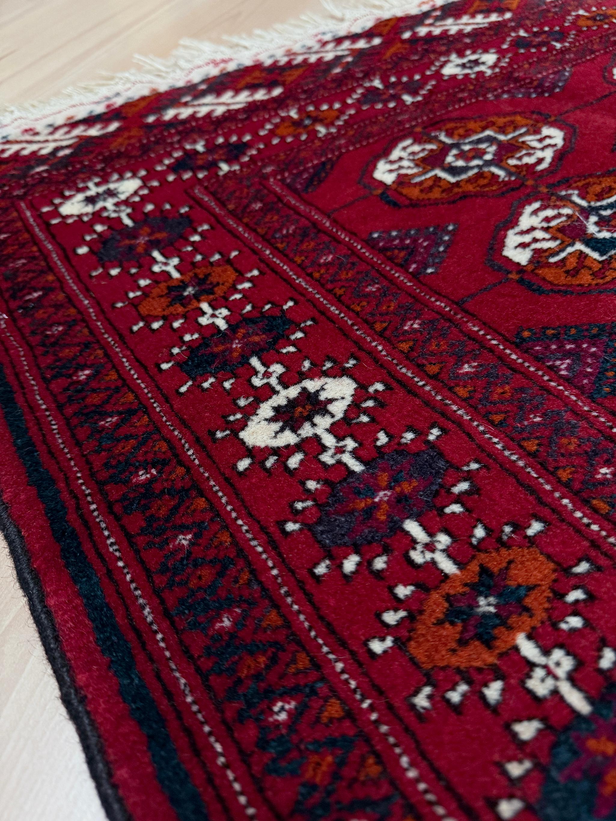 XXI secolo e contemporaneo Tappeto Bukhara Turkmeno rosso cremisi - Tappeto d'accento in lana fatto a mano (2′8″×4′6″) in vendita