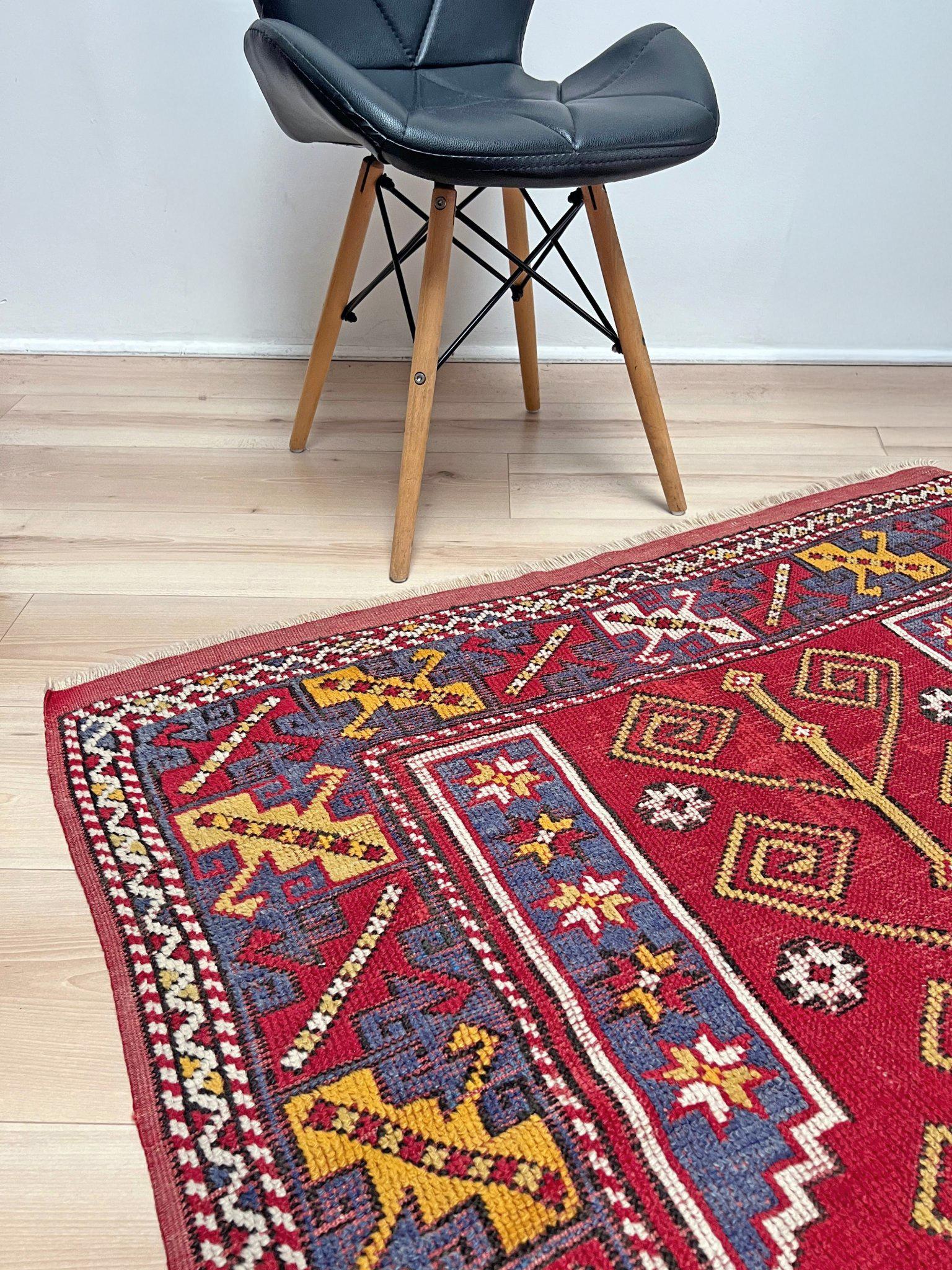 Crimson Red Canakkale • Handmade Vintage Turkish Rug (4'x6') • 1940s Anatolia For Sale 3