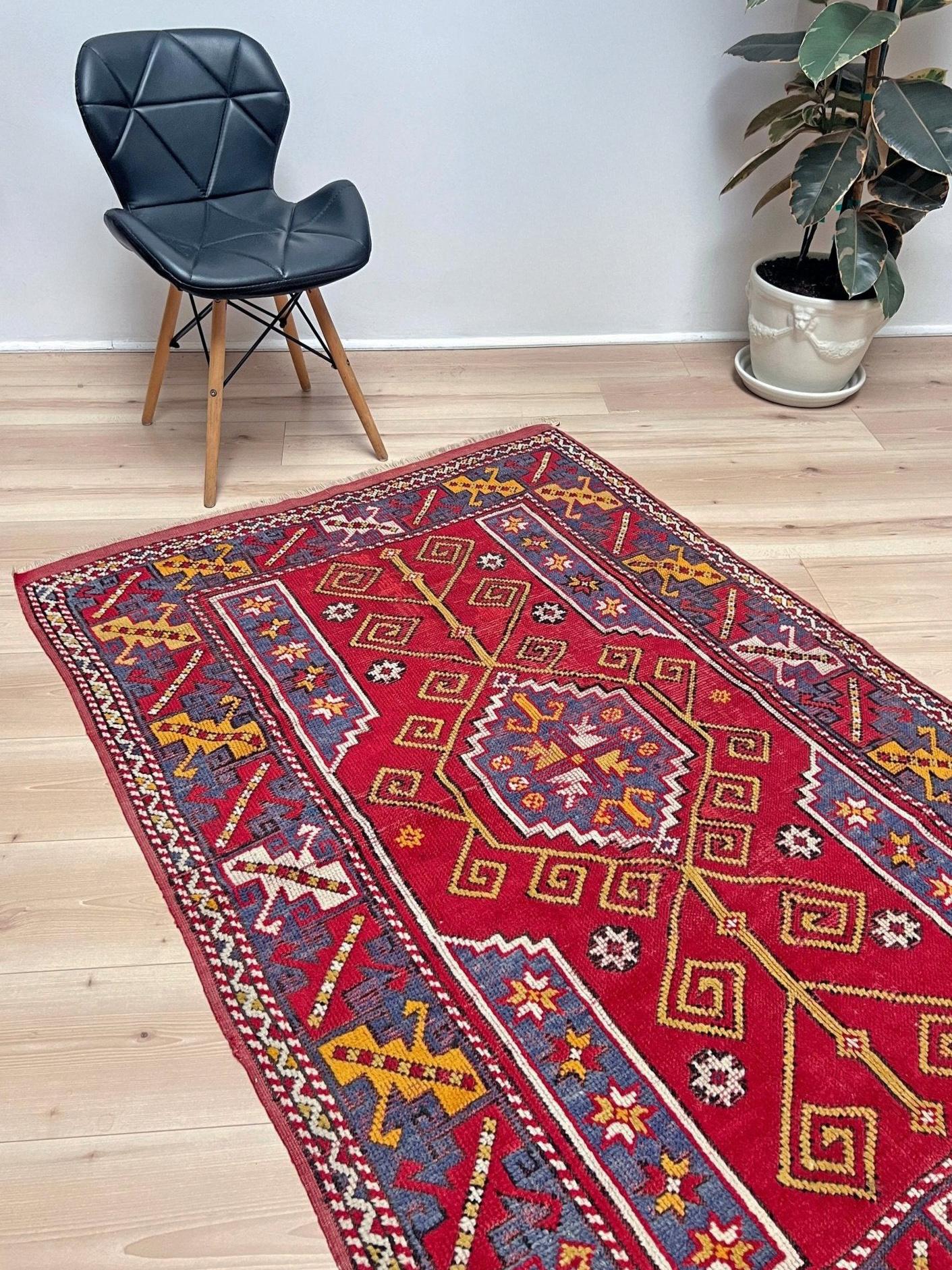 Mid-20th Century Crimson Red Canakkale • Handmade Vintage Turkish Rug (4'x6') • 1940s Anatolia For Sale
