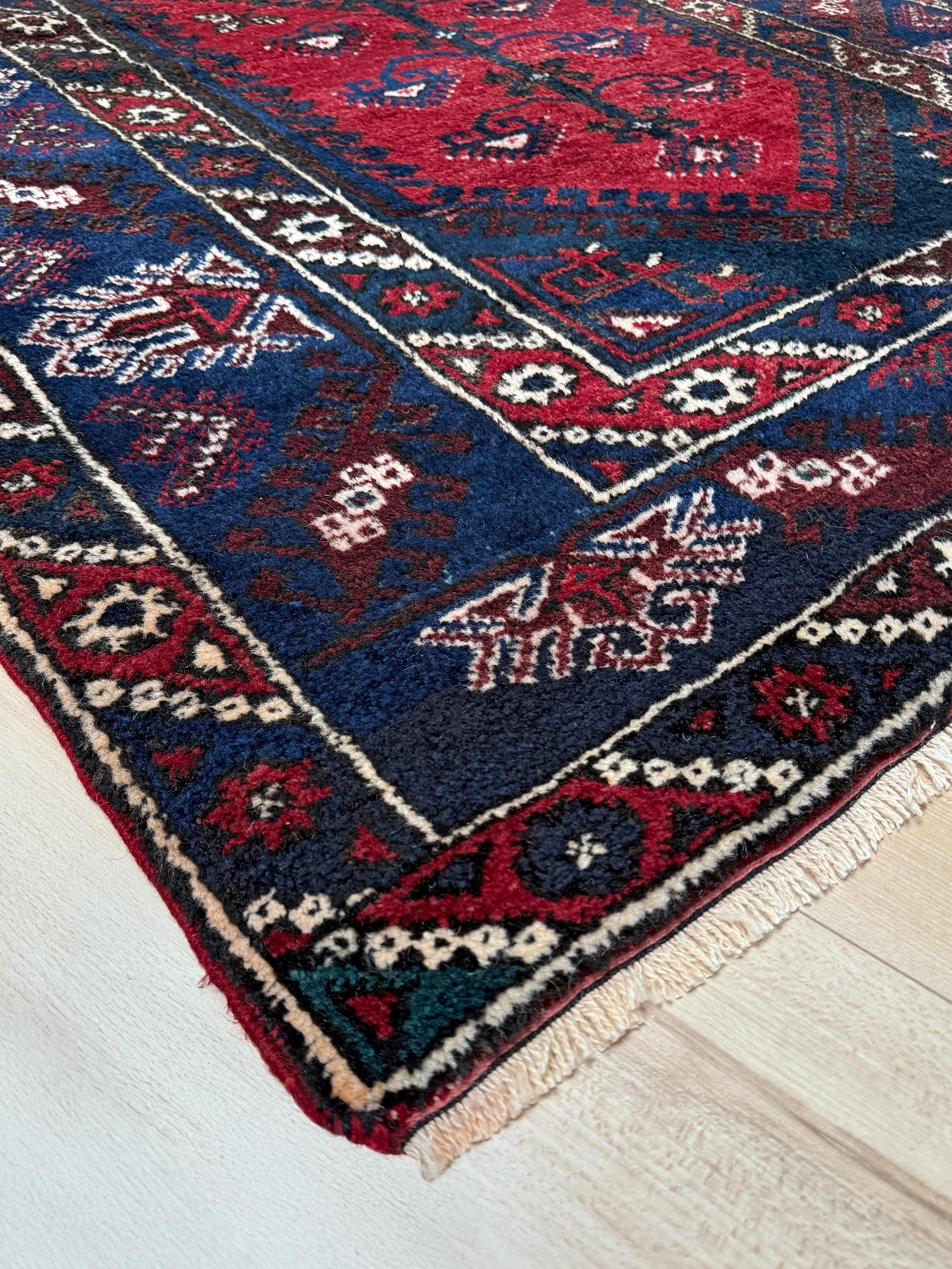 Crimson Red Dosemealti • Handmade Vintage Turkish Rug (4'x7') • 1950s Anatolia in vendita 6