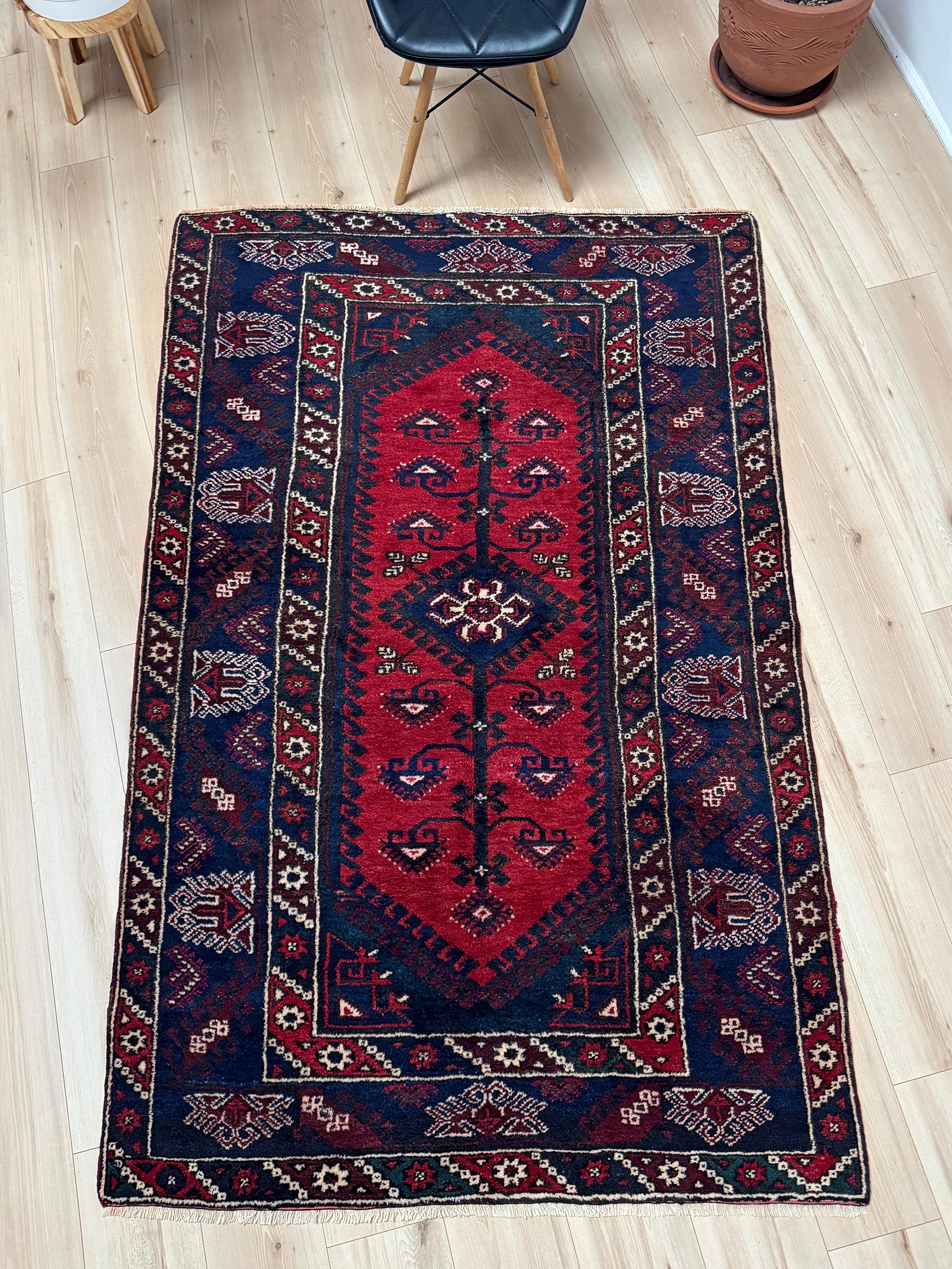 Bohémien Crimson Red Dosemealti • Handmade Vintage Turkish Rug (4'x7') • 1950s Anatolia in vendita