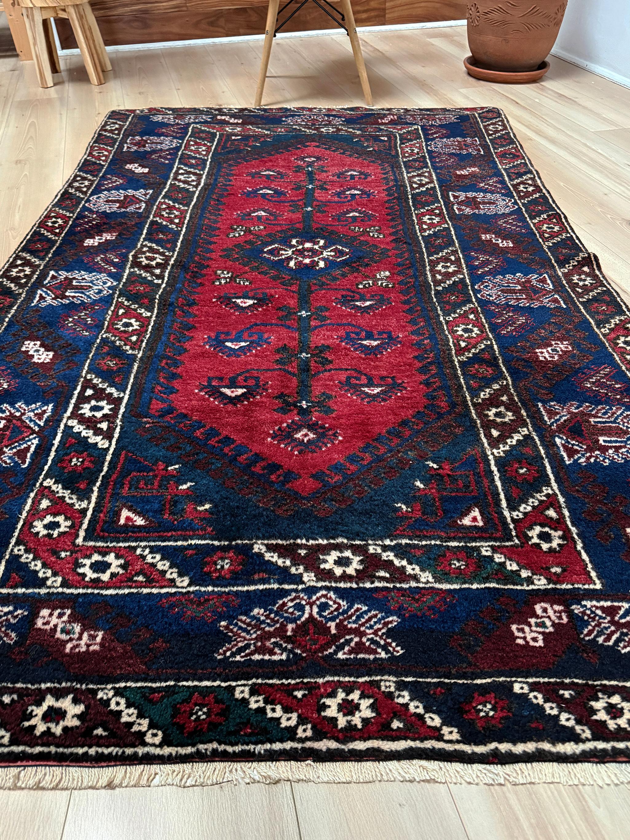 Annodato a mano Crimson Red Dosemealti • Handmade Vintage Turkish Rug (4'x7') • 1950s Anatolia in vendita