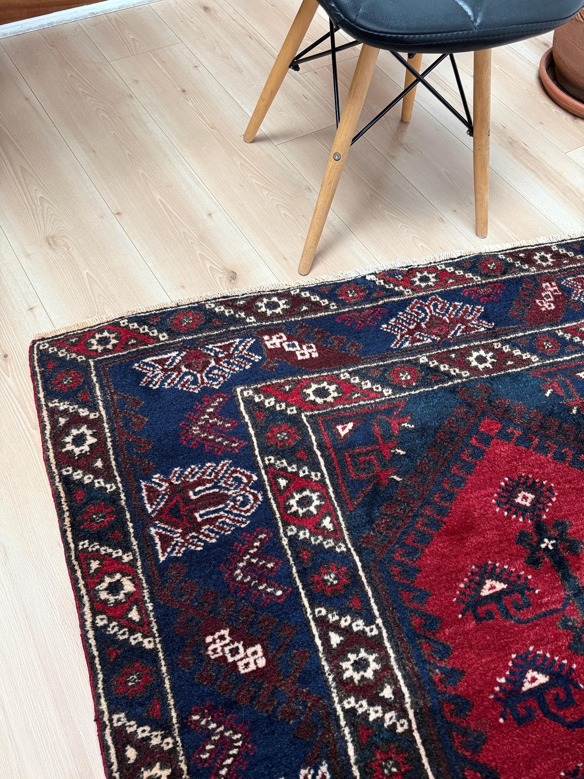 Metà XX secolo Crimson Red Dosemealti • Handmade Vintage Turkish Rug (4'x7') • 1950s Anatolia in vendita