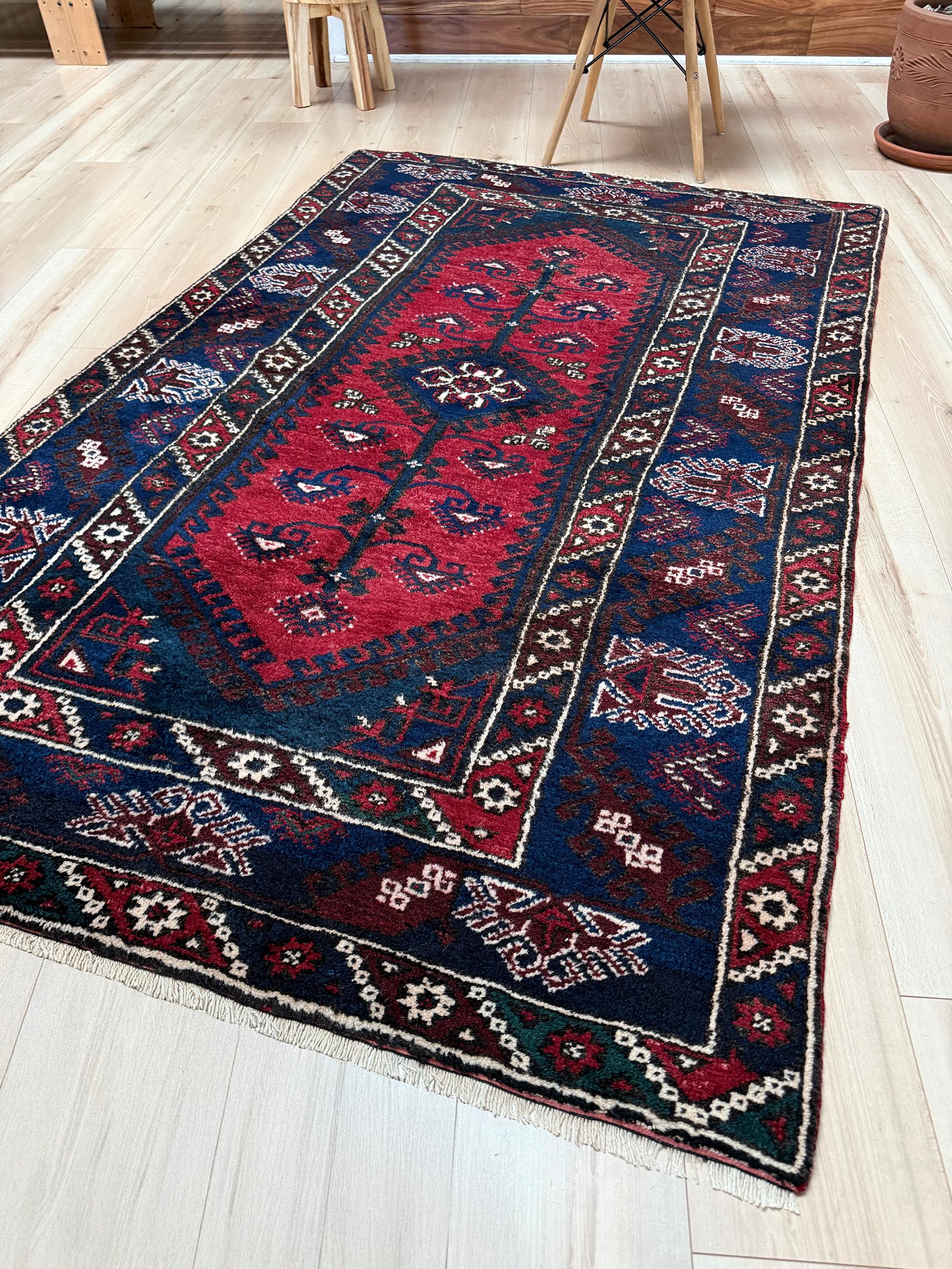 Lana Crimson Red Dosemealti • Handmade Vintage Turkish Rug (4'x7') • 1950s Anatolia in vendita