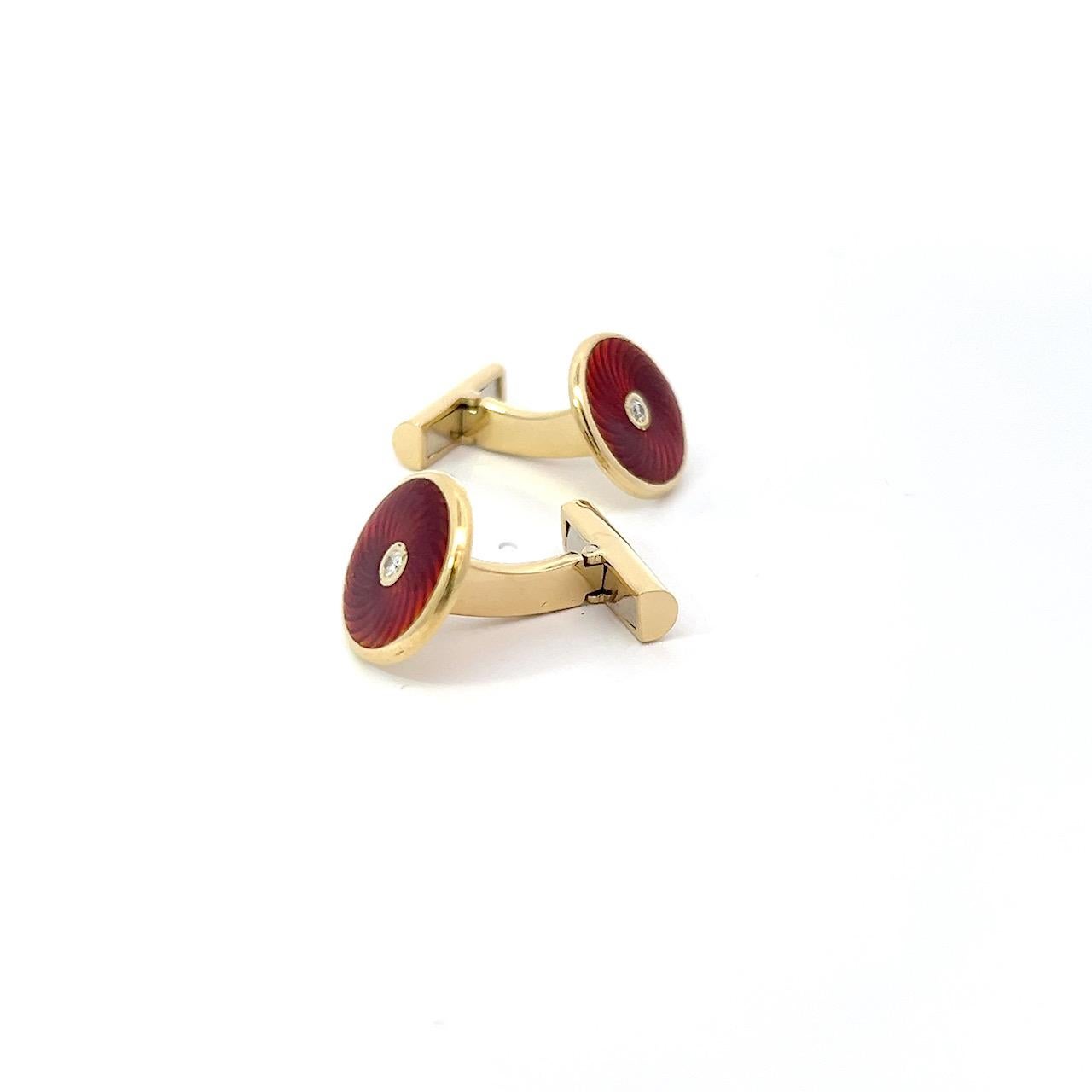 Diese exquisiten Manschettenknöpfe aus purpurroter Guilloché-Emaille sind aus 18-karätigem Gelbgold gefertigt und zeichnen sich durch zeitlose Eleganz und hervorragende Handwerkskunst aus. Die satte, durchscheinende rote Emaille wurde sorgfältig