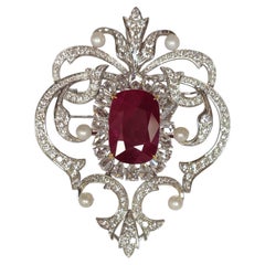 Spilla "Crimson Reliquary" - Grande rubino e diamante con taglio a rosa incastonati insieme in una spilla in oro 18 carati