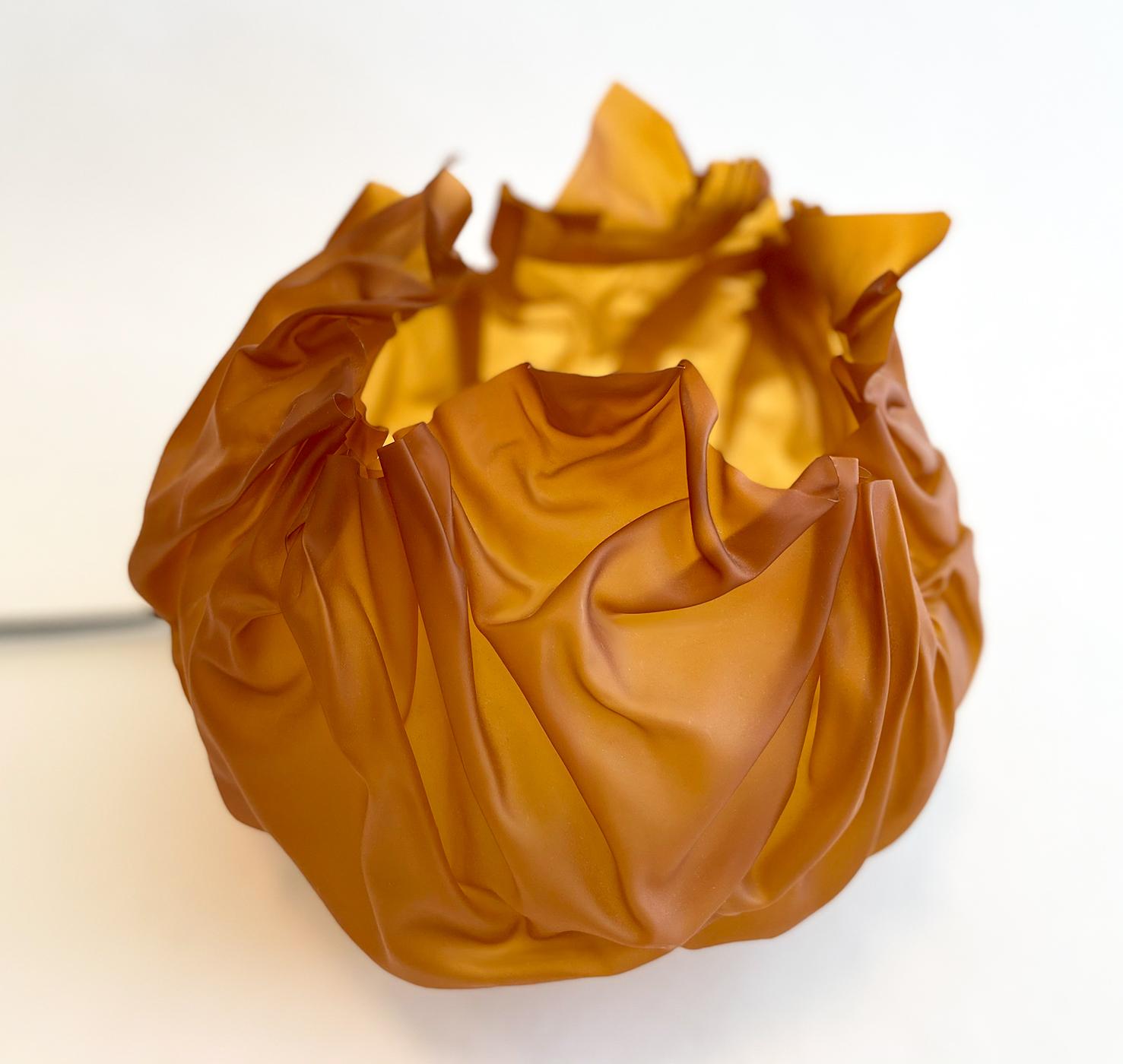 Lampada da tavolo 'Crinkle' di Lyn Godley and Lloyd Schwan, MOMA , USA, anni '90 
Lampada a stropiccetti di Lyn Godley e Lloyd Schwan 1996 MOMA. PVC/vinile increspato su base in acciaio con presa a candelabro. Prodotto nel 1996. Fa parte della