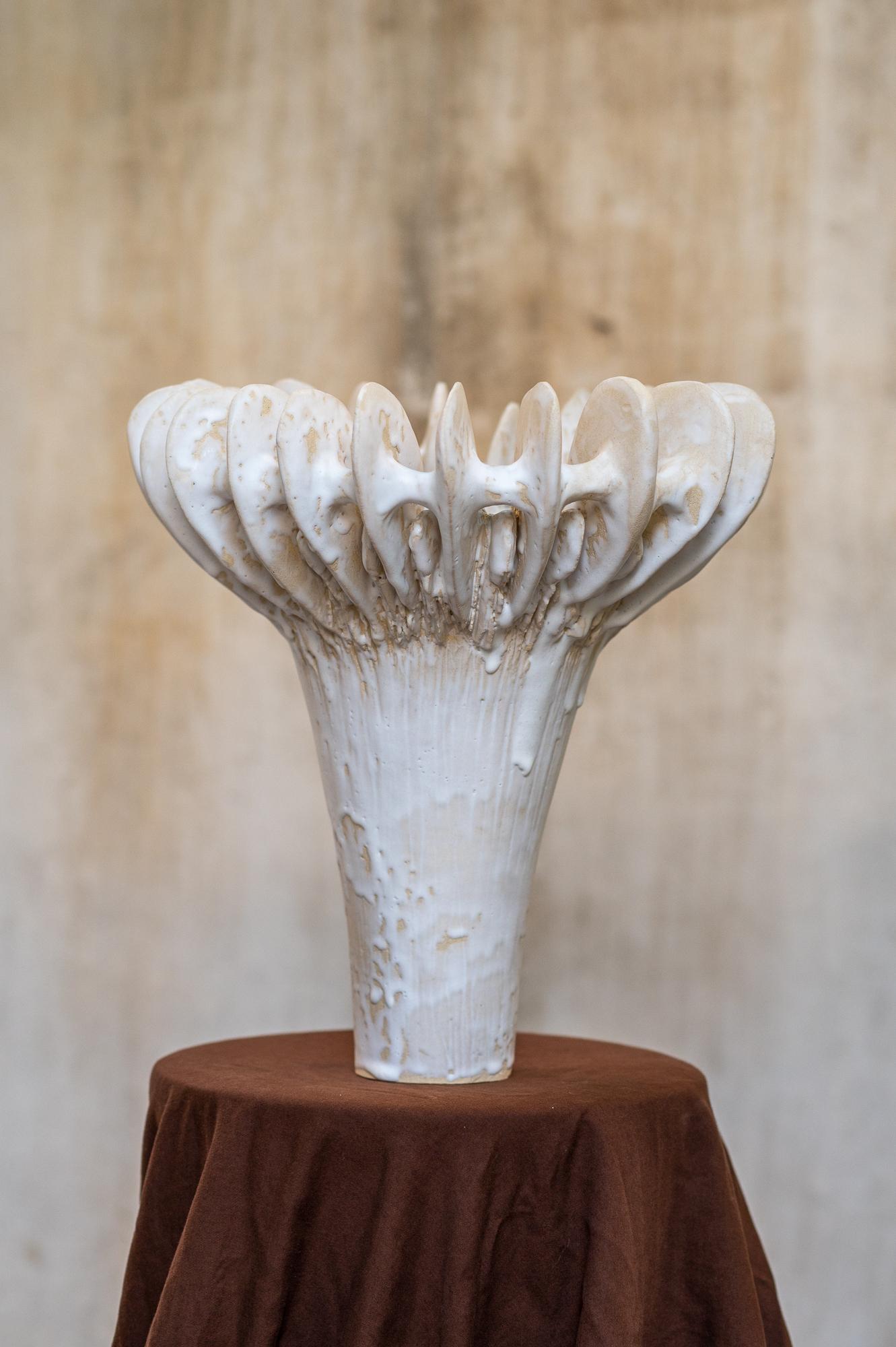 Vaso Crinoide in gres con smaltatura bianca opaca di Kallia Panopoulou
Dimensioni: Ø 25 x H. 27 cm. 
Materiali: Gres.

Disponibile in diverse opzioni di finitura: Smaltatura nera su argilla, smaltatura bianca opaca su gres o smaltatura lucida blu