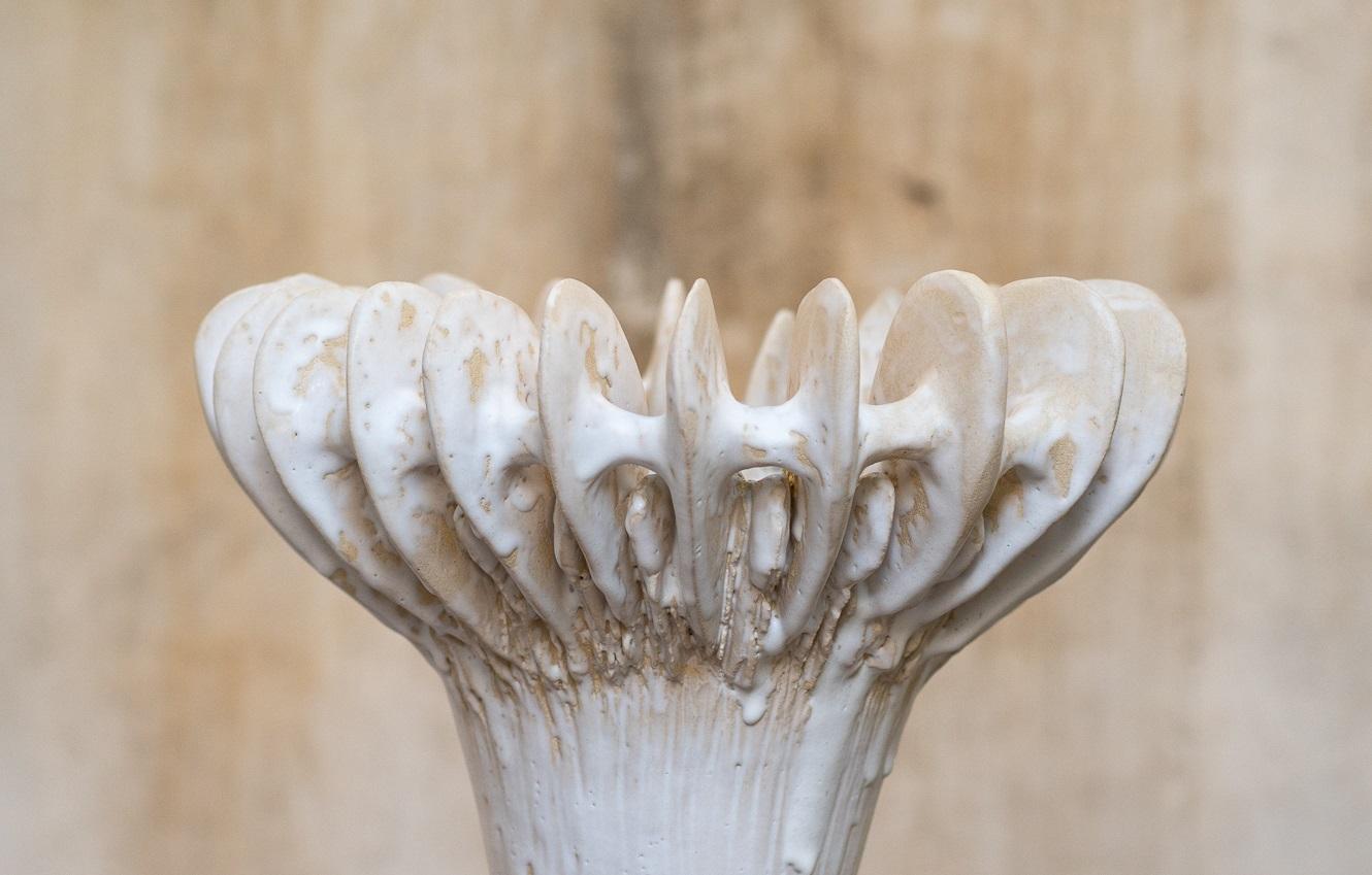 Greco Vaso Crinoide in gres con smaltatura bianca opaca di Kallia Panopoulou in vendita