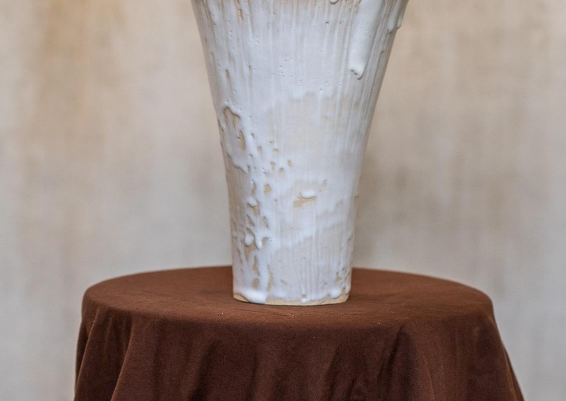 Smaltato Vaso Crinoide in gres con smaltatura bianca opaca di Kallia Panopoulou in vendita