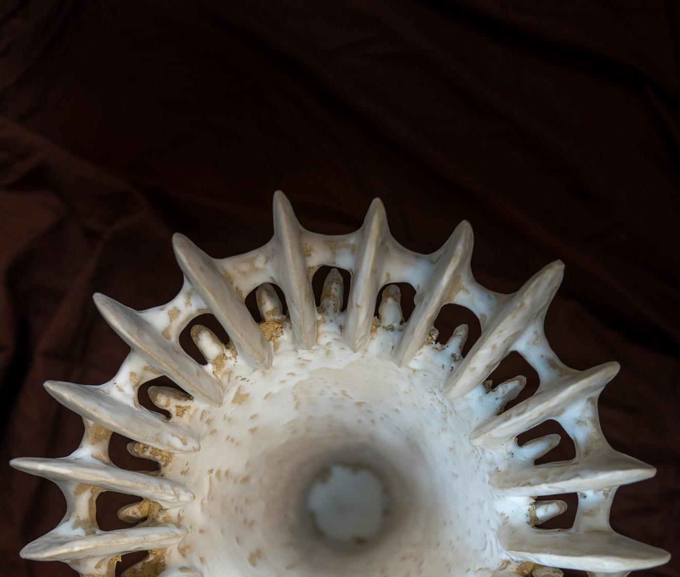 Vaso Crinoide in gres con smaltatura bianca opaca di Kallia Panopoulou In condizioni Nuovo in vendita a Geneve, CH