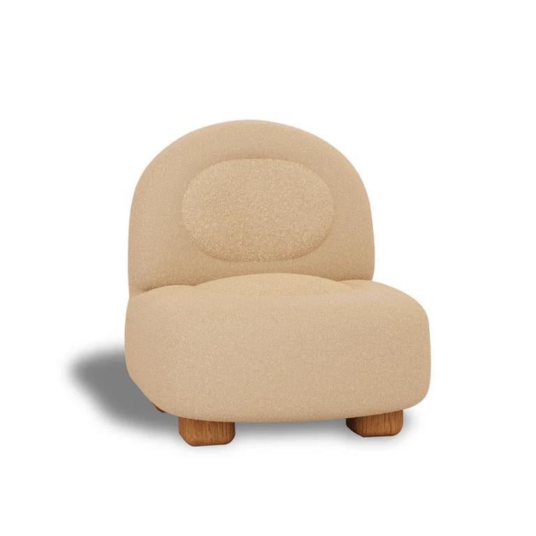 Lignes douces. Simplicité sculpturale. La chaise d'appoint CRIS d'Essentia Home est le point de rencontre entre une forme fantaisiste et un minimalisme raffiné. Pièce phare de notre gamme de mobilier contemporain Design/One, CRIS affiche une