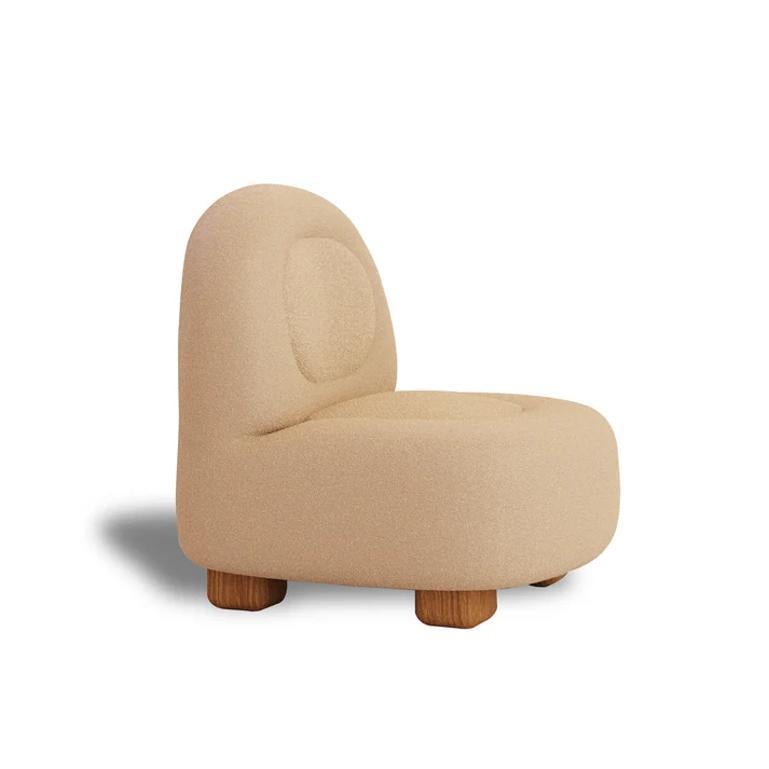 CRIS Accent Chair - Fauteuil Soft Modernity avec base en placage Neuf - En vente à Gurugram, IN