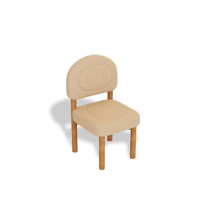 La sedia CRIS di Essentia Home presenta un design elegante che incarna un lusso compatto.

Perfetta per angoli accoglienti, sale da pranzo eleganti o aree lounge rilassate, presenta una struttura snella che privilegia sia il comfort che lo