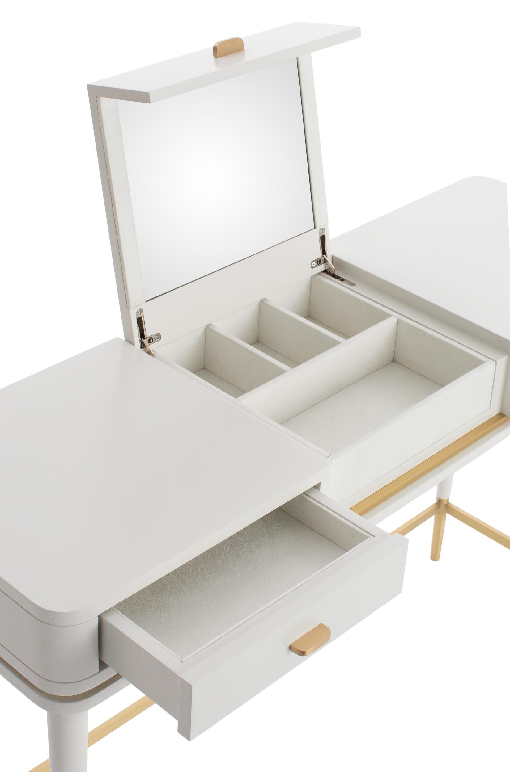 CRIS dressing table is a very elegant piece that suits perfectly in both classic and modern bedrooms.‎ Made of lacquered wood with details in metal, antique brass or stainless steel.‎ It is equipped with drawers, a mirror door and a functional