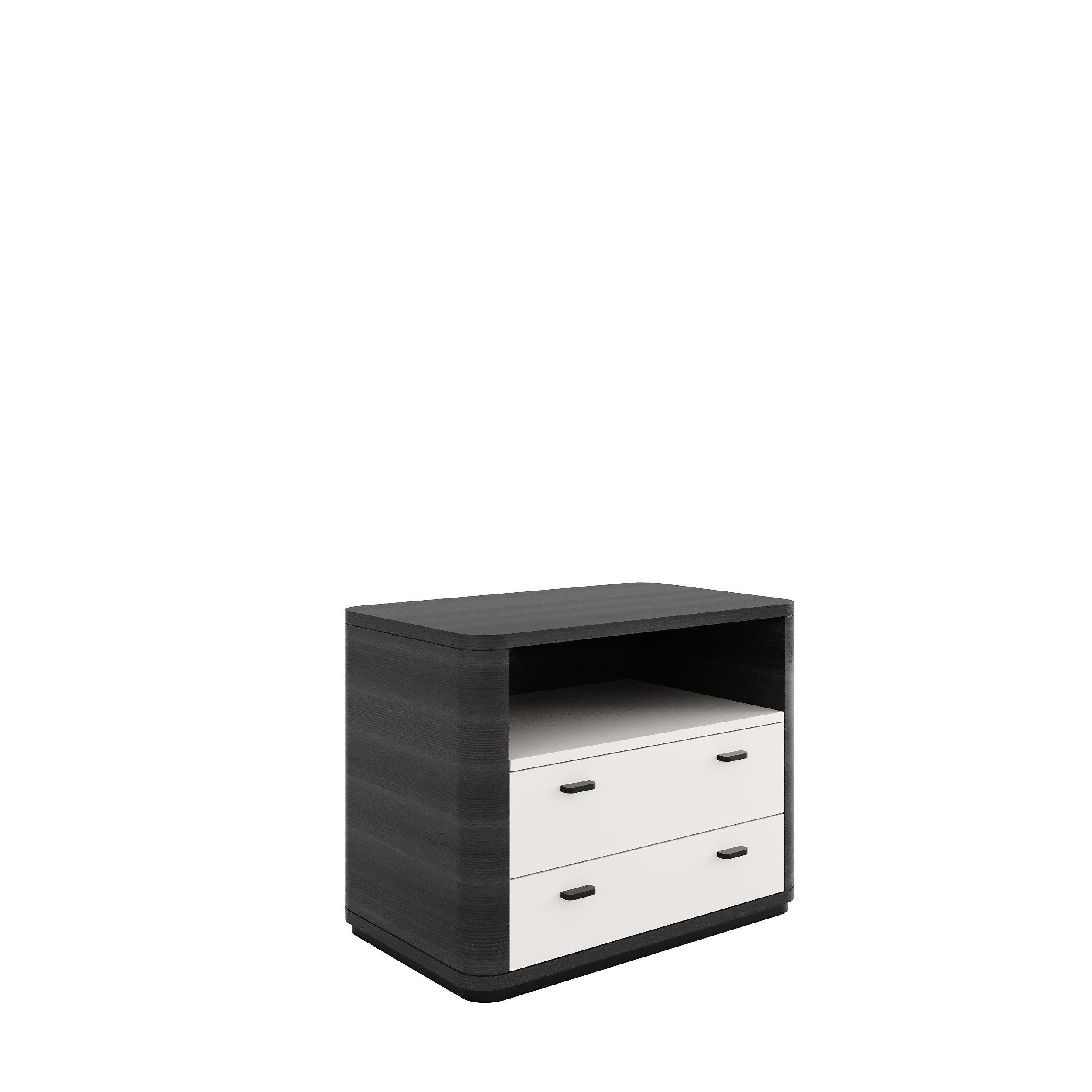 Robust and at the same time very elegant, the Cris bedside table is suitable for bedrooms with classic or contemporary style.‎ Cris, equipped with 2 drawers and an open unit, finished in matte or glossy lacquer or veneered wood. Antique Brass,