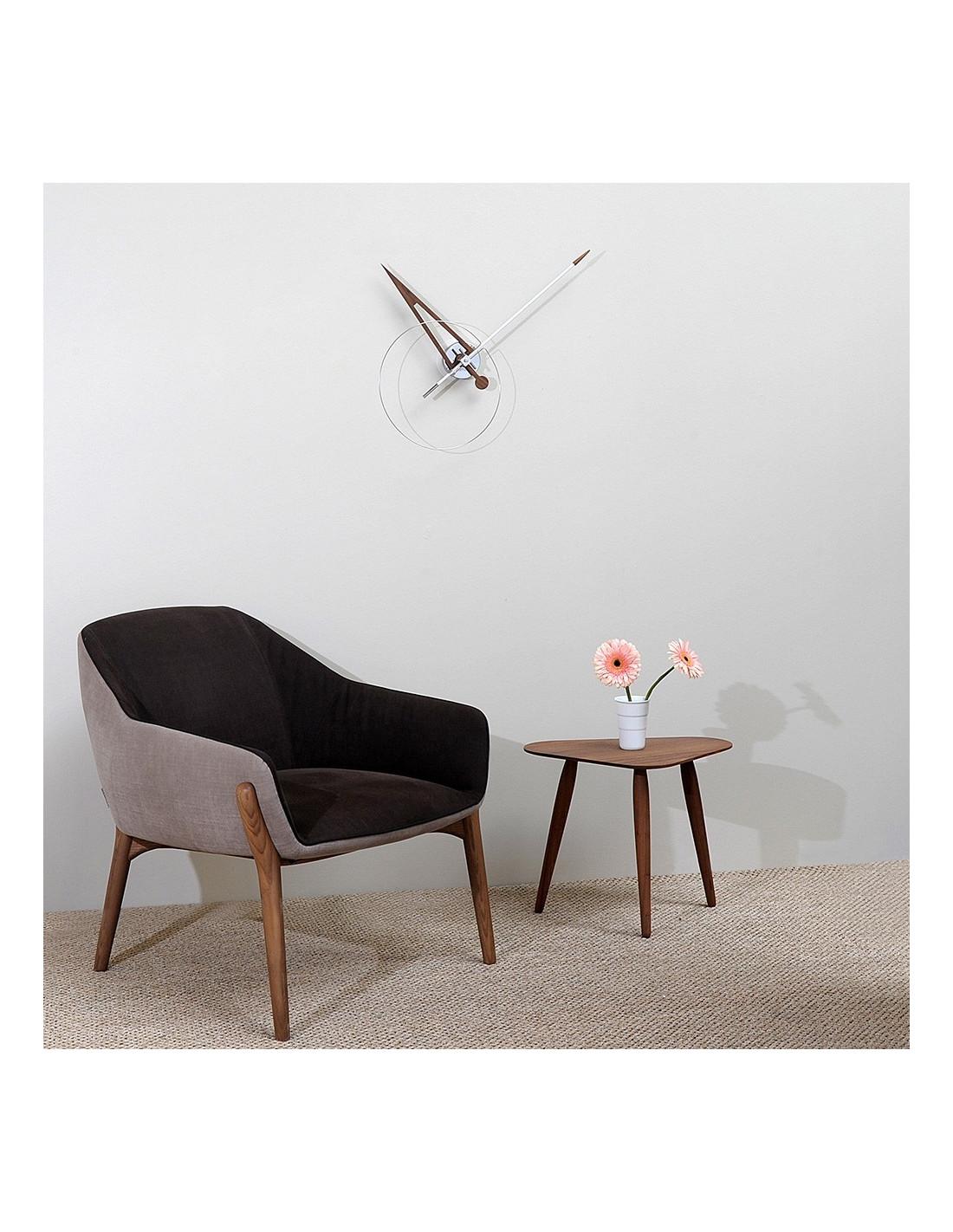 Cette horloge exclusive est composée d'une minute en noyer avec une pointe rouge et d'une minute en fibre de verre blanche avec la pointe en noyer. Ses couleurs terre sont faciles à combiner et son design ouvert permet de l'adapter à n'importe