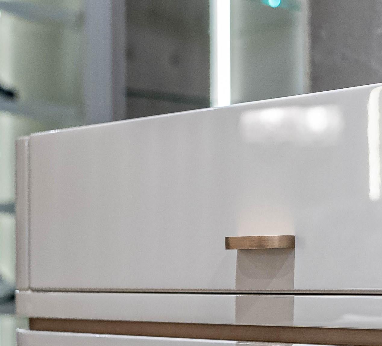 Portoghese CRIS Tallboy in colori personalizzati con maniglie in ottone antico in vendita