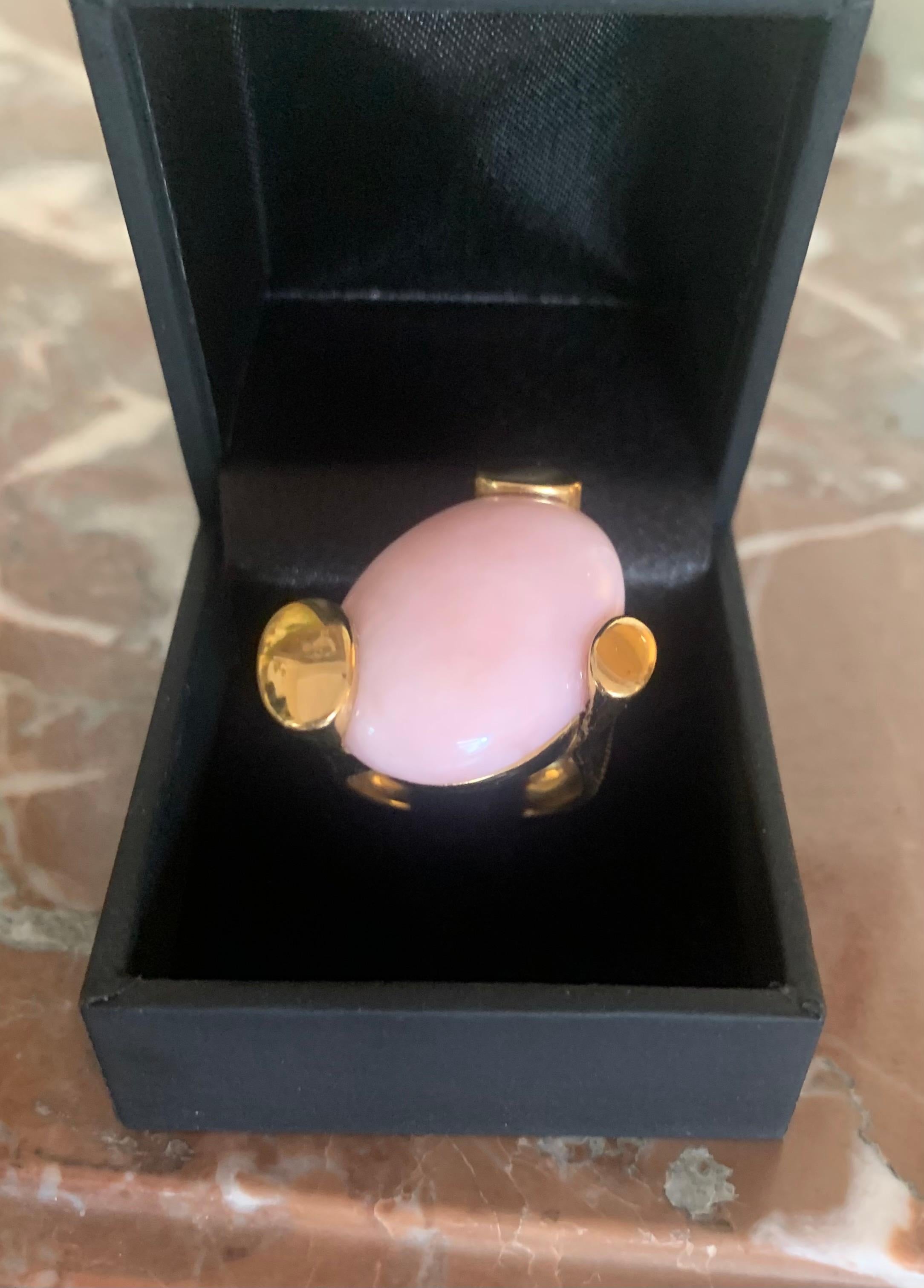 Contemporary Criso Pink Opal Cabochon 18 Carats Yellow Gold Ring