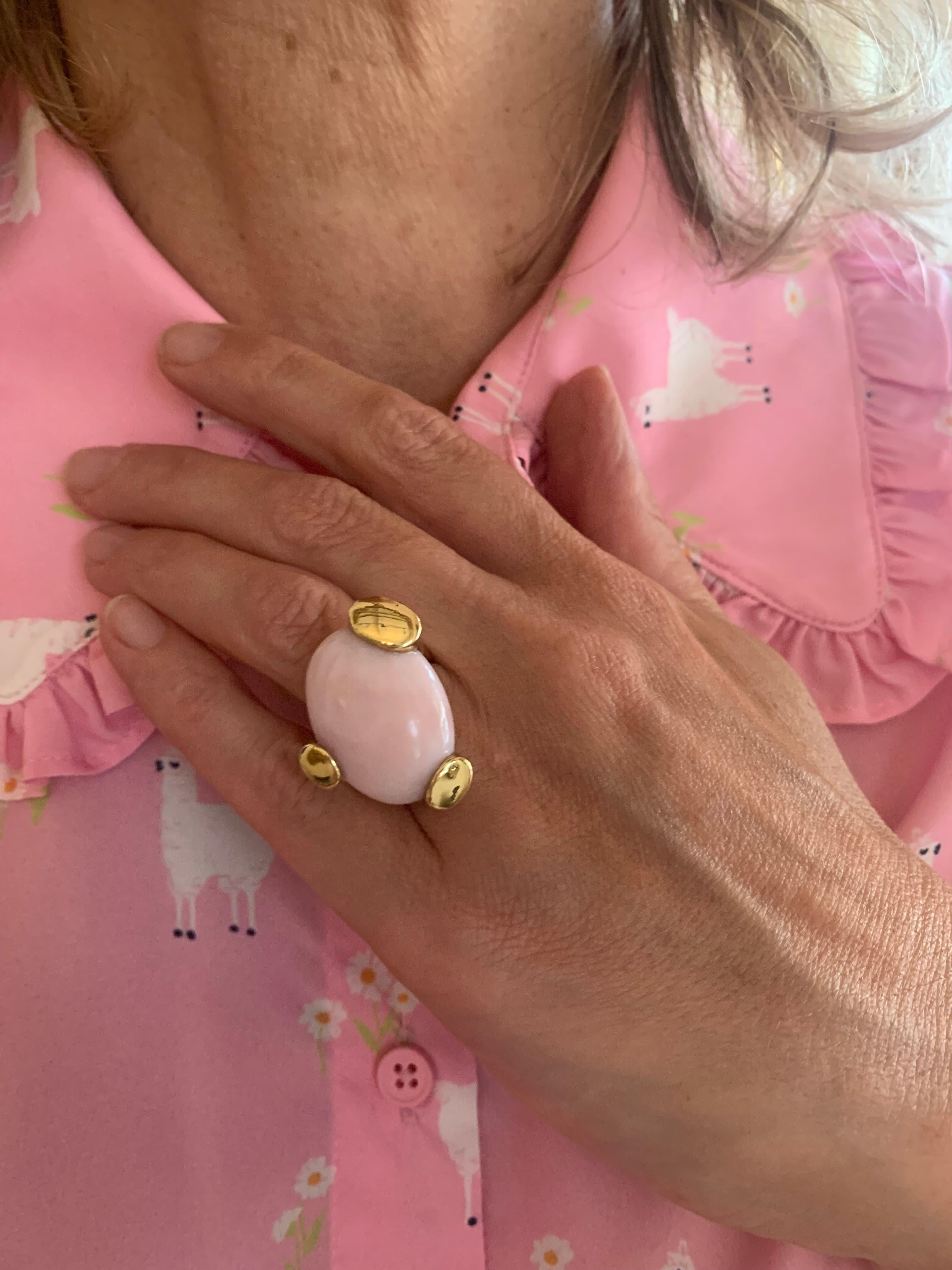 Criso Pink Opal Cabochon 18 Carats Yellow Gold Ring In Excellent Condition In Paris, FR