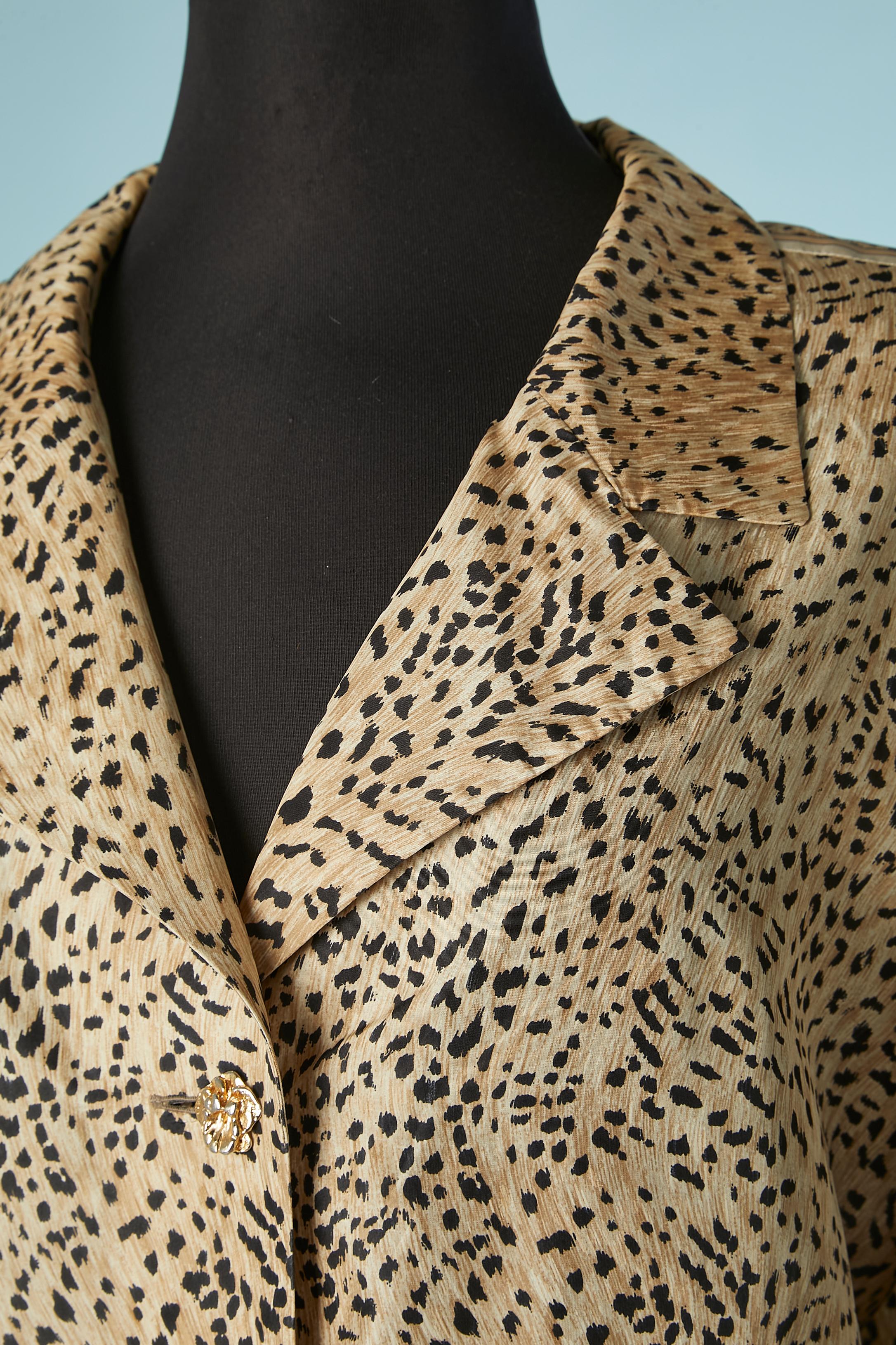 Crips Seidenhemd mit Leopardenmuster und goldenem Blumenknopf aus Metall.
Schulterpolster. 
GRÖSSE 46 (Fr)  XL 