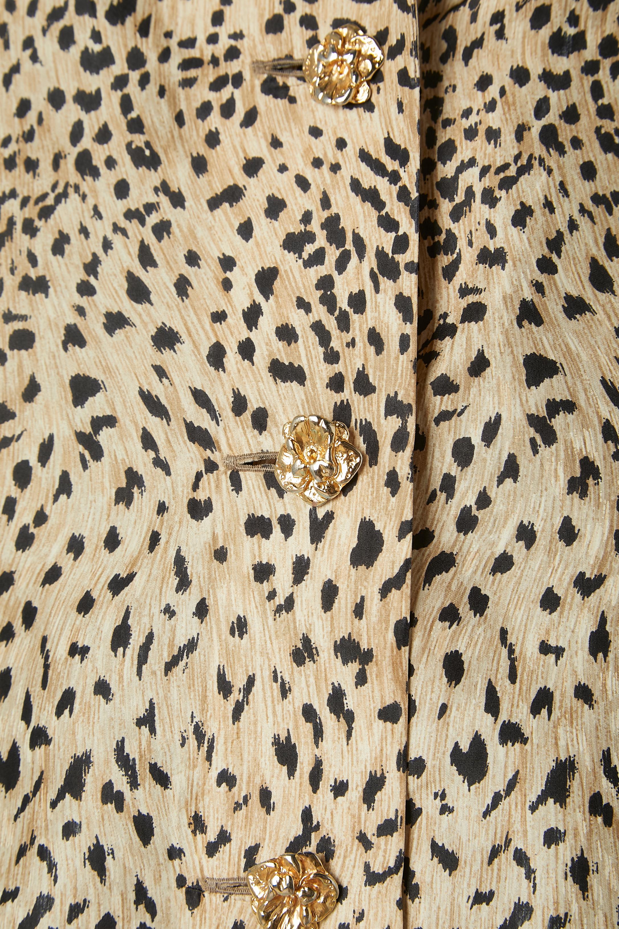 Crisp silk leopard printed chemise with gold metal flower button Leonard Fashion In Excellent Condition For Sale In Saint-Ouen-Sur-Seine, FR