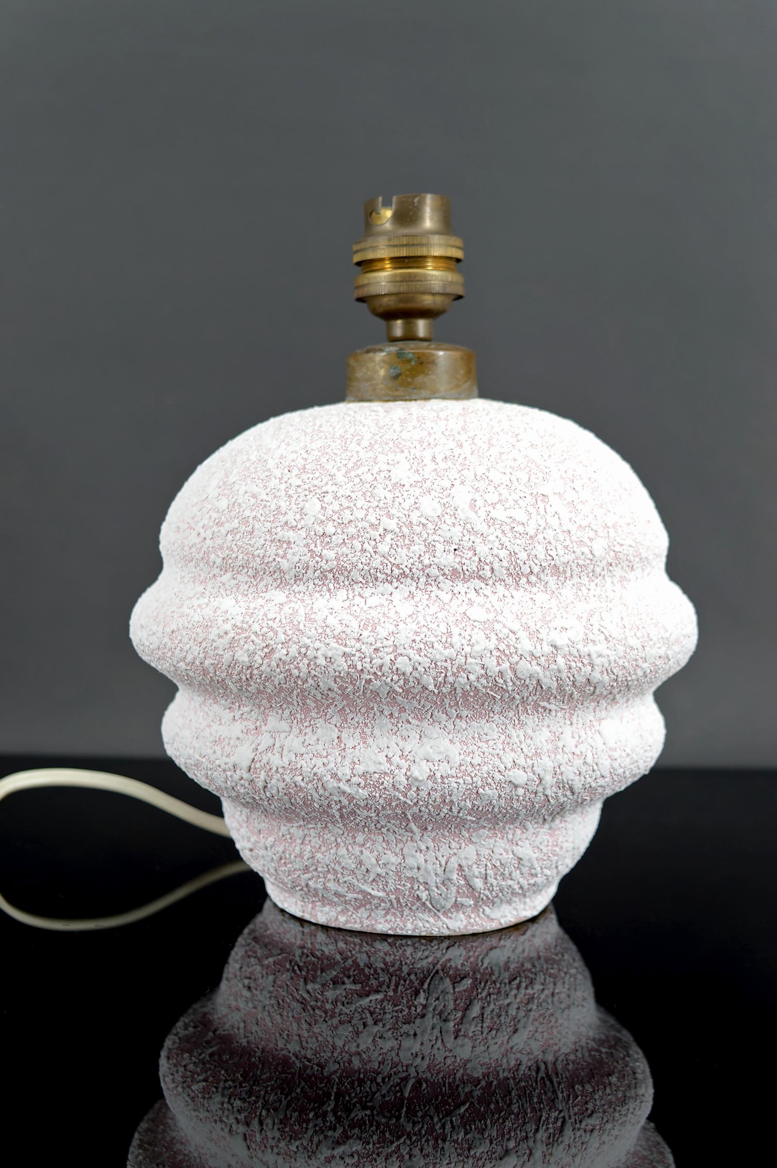 Beautiful small pink ceramic lamp with white crisped enamel.

Art Deco, France, Circa 1930.

In the style of the works of Jean Besnard.

Good condition, electricity checked.

Dimensions: Height: 20 cm
Diameter: 15 cm

A rare piece not to be missed,
