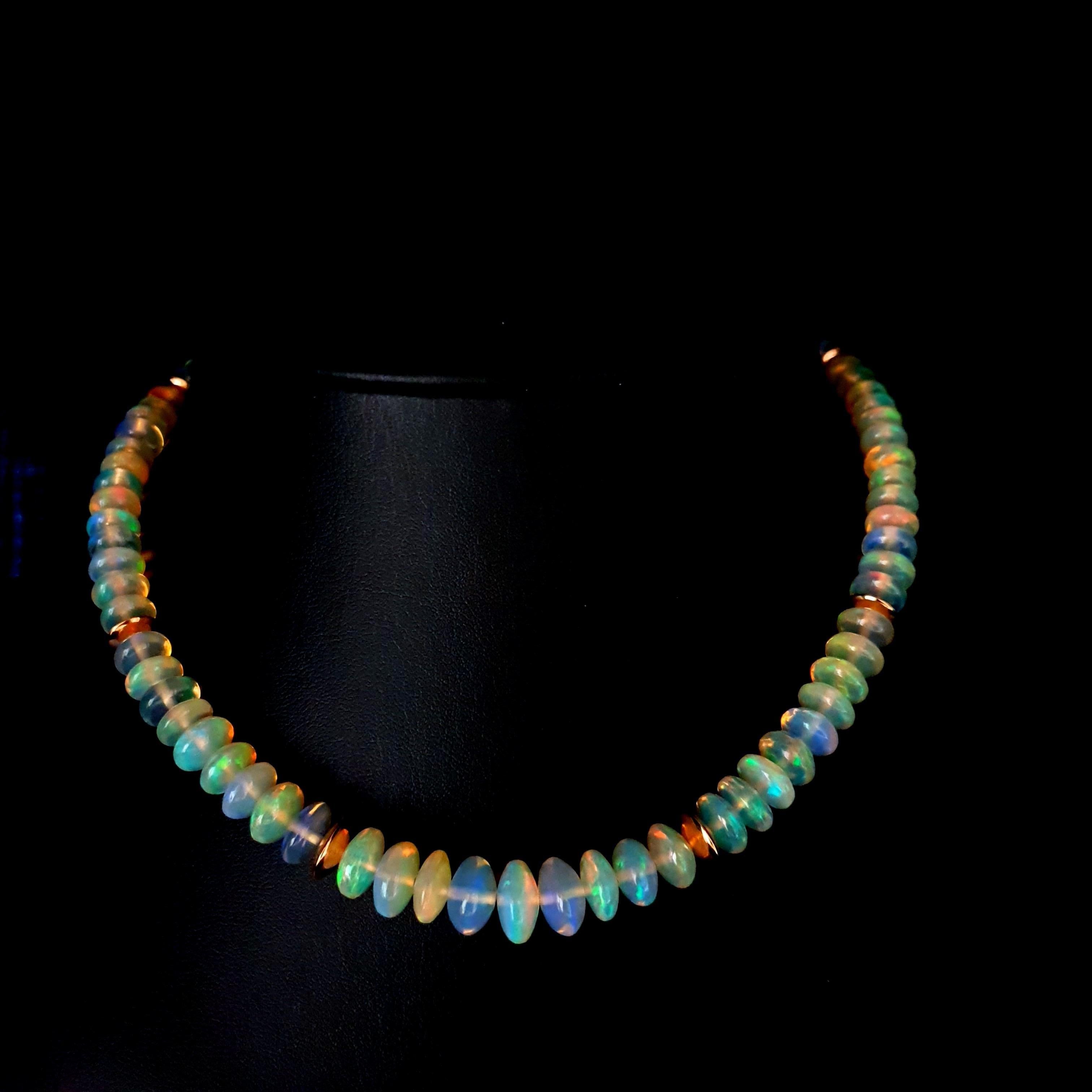 Diese außergewöhnliche, knusprig funkelnde Opal-Halskette mit 18 Karat Roségold ist komplett handgefertigt. Sowohl das Schneiden als auch die Vergoldung sind in deutscher Qualität ausgeführt. Der Schraubverschluss ist einfach zu bedienen und sehr
