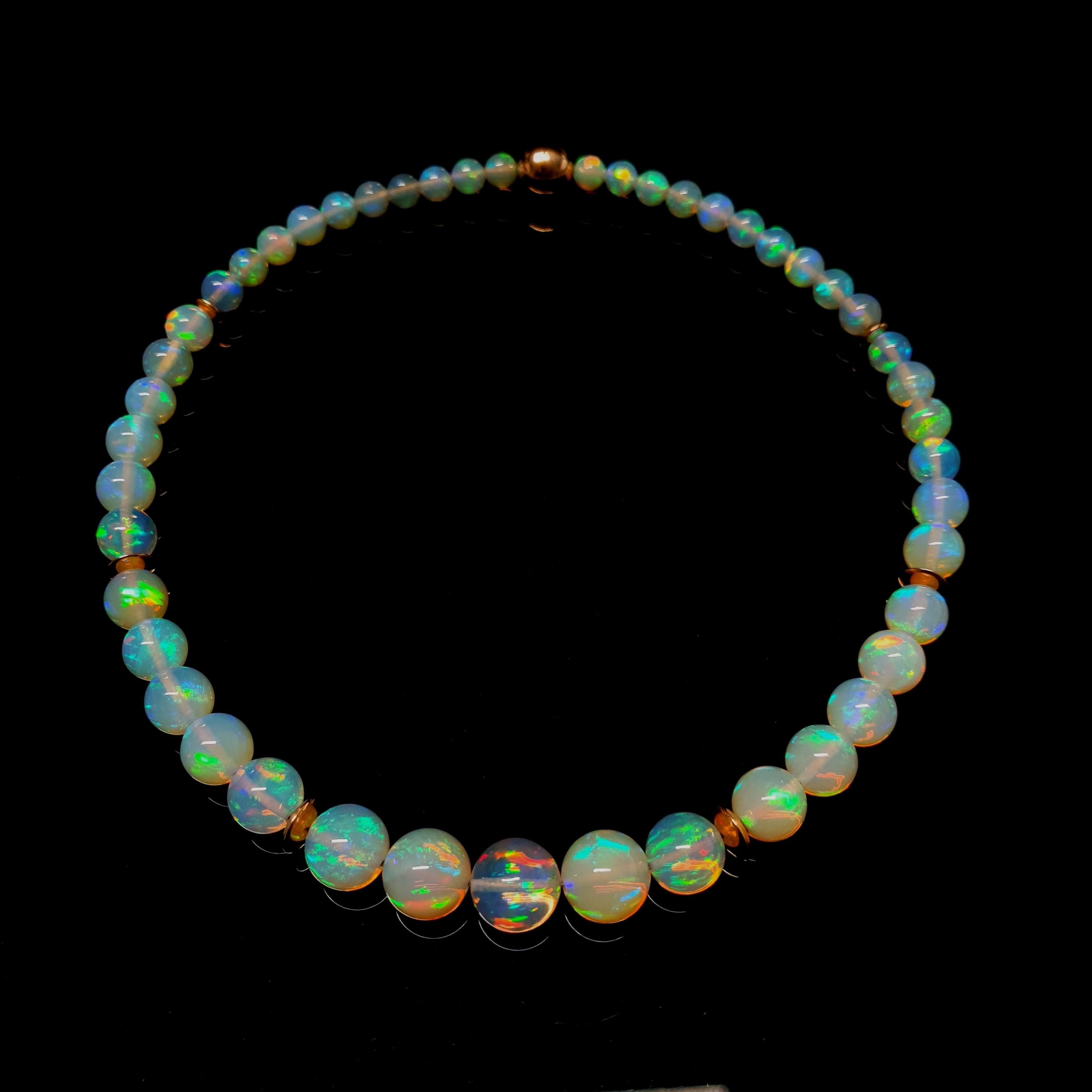 Questa eccezionale collana di perline con Opale rotondo scintillante e croccante in oro rosa 18 carati è realizzata completamente a mano. I tagli e i lavori di oreficeria sono realizzati in qualità tedesca. La chiusura a vite è facile da maneggiare