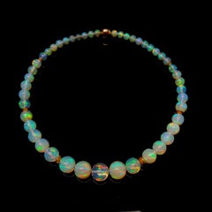 Runde Perlenkette aus 18 Karat Roségold mit funkelndem Opal