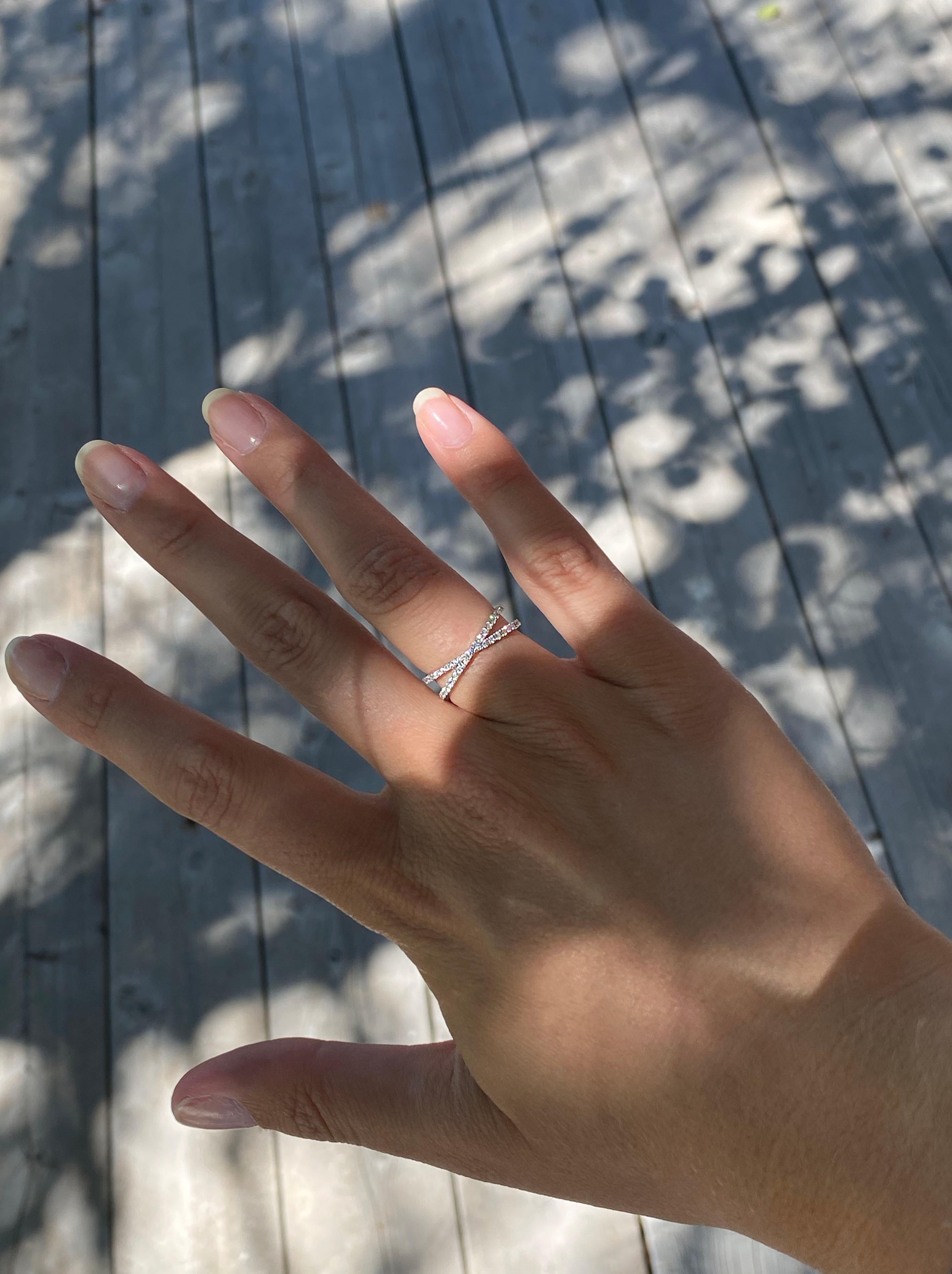 Ein Zwei-in-Eins-Stück mit kreuz und quer verlaufenden Bändern aus 14 Karat Weißgold, besetzt mit runden Brillanten von insgesamt 0,40 Karat. Diese zwei Bands in einem sind definitiv ein Fan-Favorit. Wir lieben es, wie modern und luftig dieses Stück