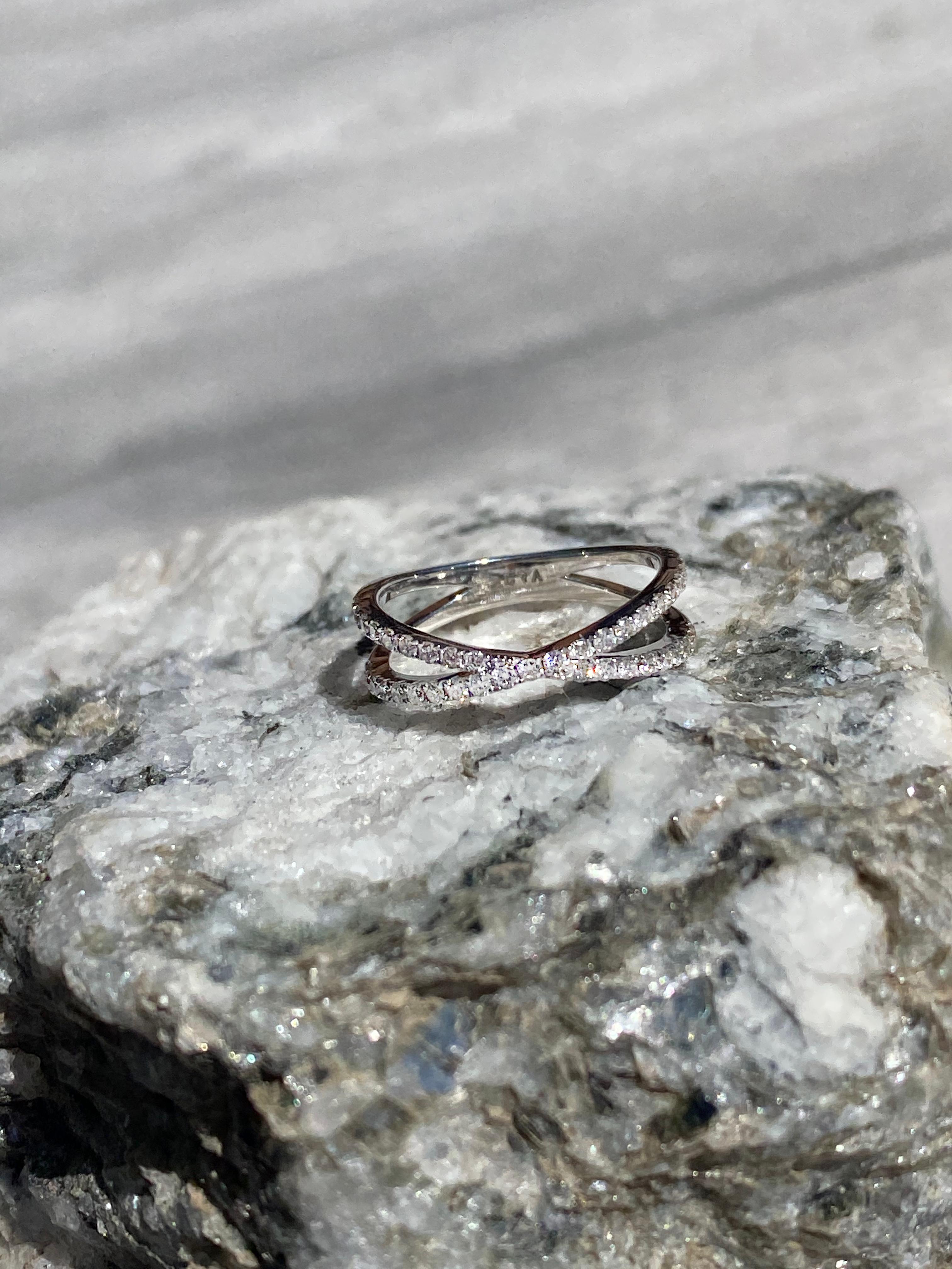 Criss Cross Diamant 14K Weißgold Ring Band im Zustand „Neu“ im Angebot in Los Angeles, US