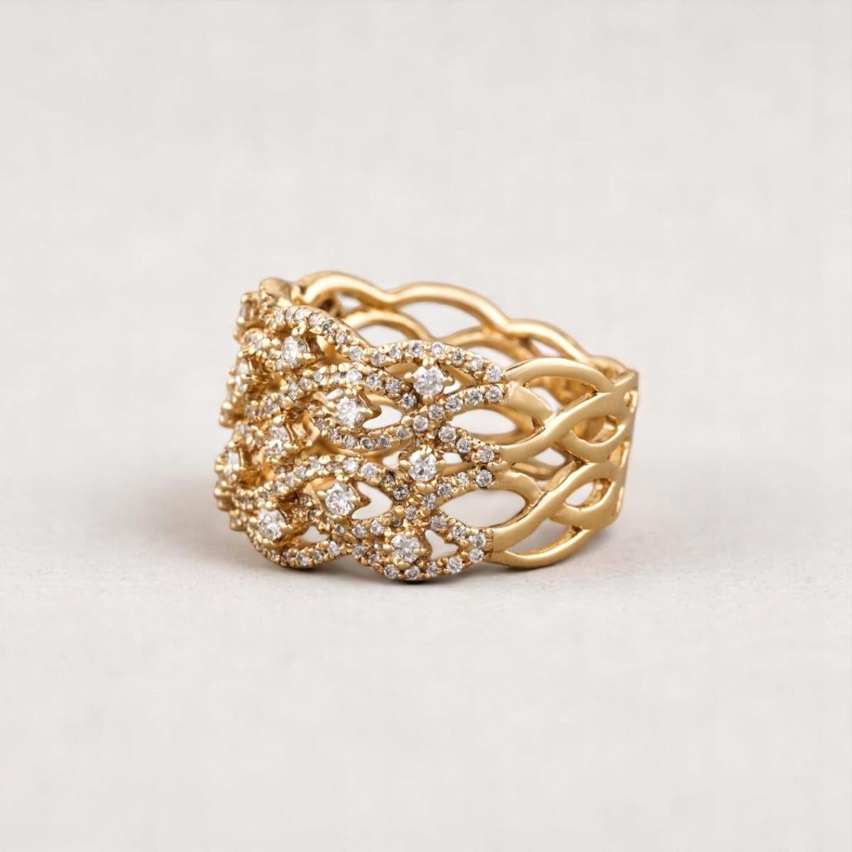 Round Cut Criss Cross Diamond Ring in 14K Solid Gold (Certified) For Sale