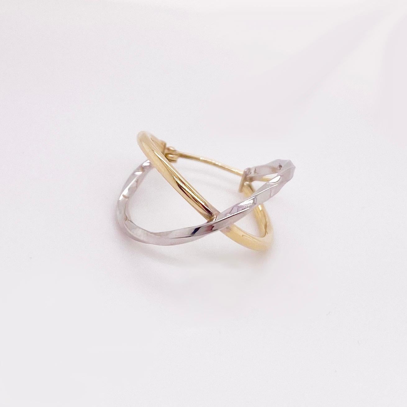 Questi moderni orecchini a cerchio sono unici e straordinari! Con un cerchio in oro bianco e un cerchio in oro giallo che si intrecciano all'unisono per creare un equilibrio perfetto. I cerchi lavorano insieme per creare una struttura a forma di