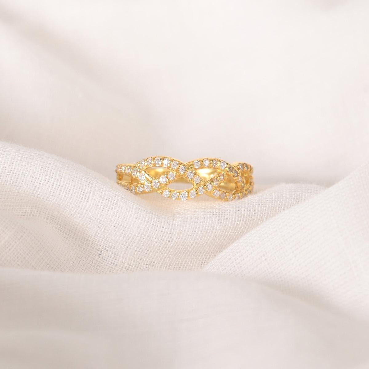 Anello nuziale Criss Cross alla Moissanite in argento 925 per lei. In condizioni Nuovo in vendita a Chicago, IL
