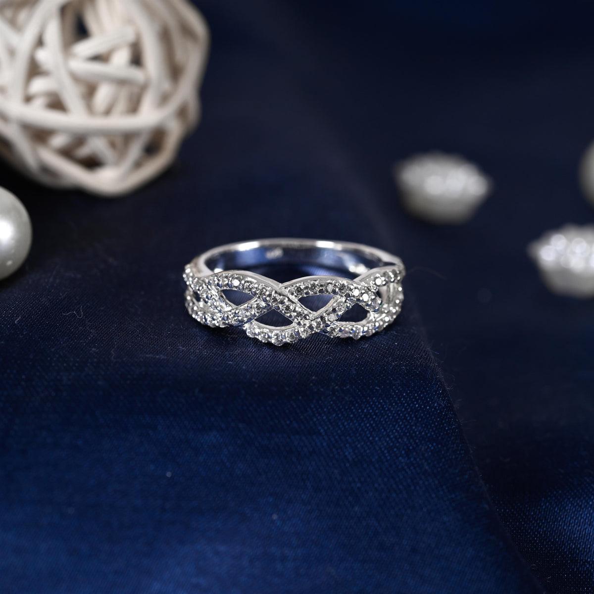 Anello nuziale Criss Cross alla Moissanite in argento 925 per lei. in vendita 1