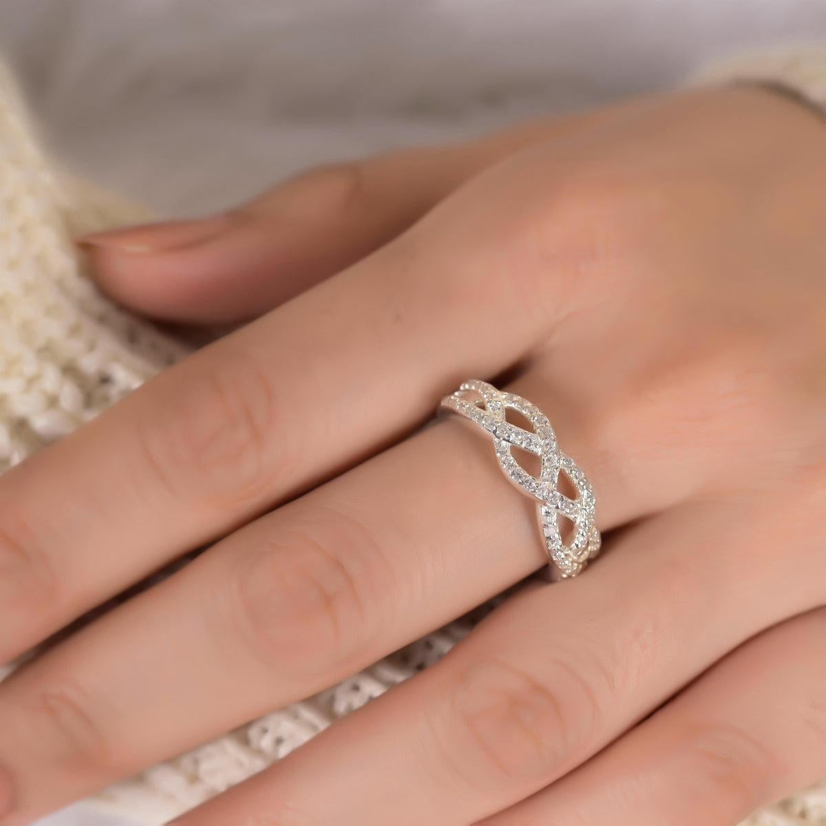 Anello nuziale Criss Cross alla Moissanite in argento 925 per lei. in vendita 2