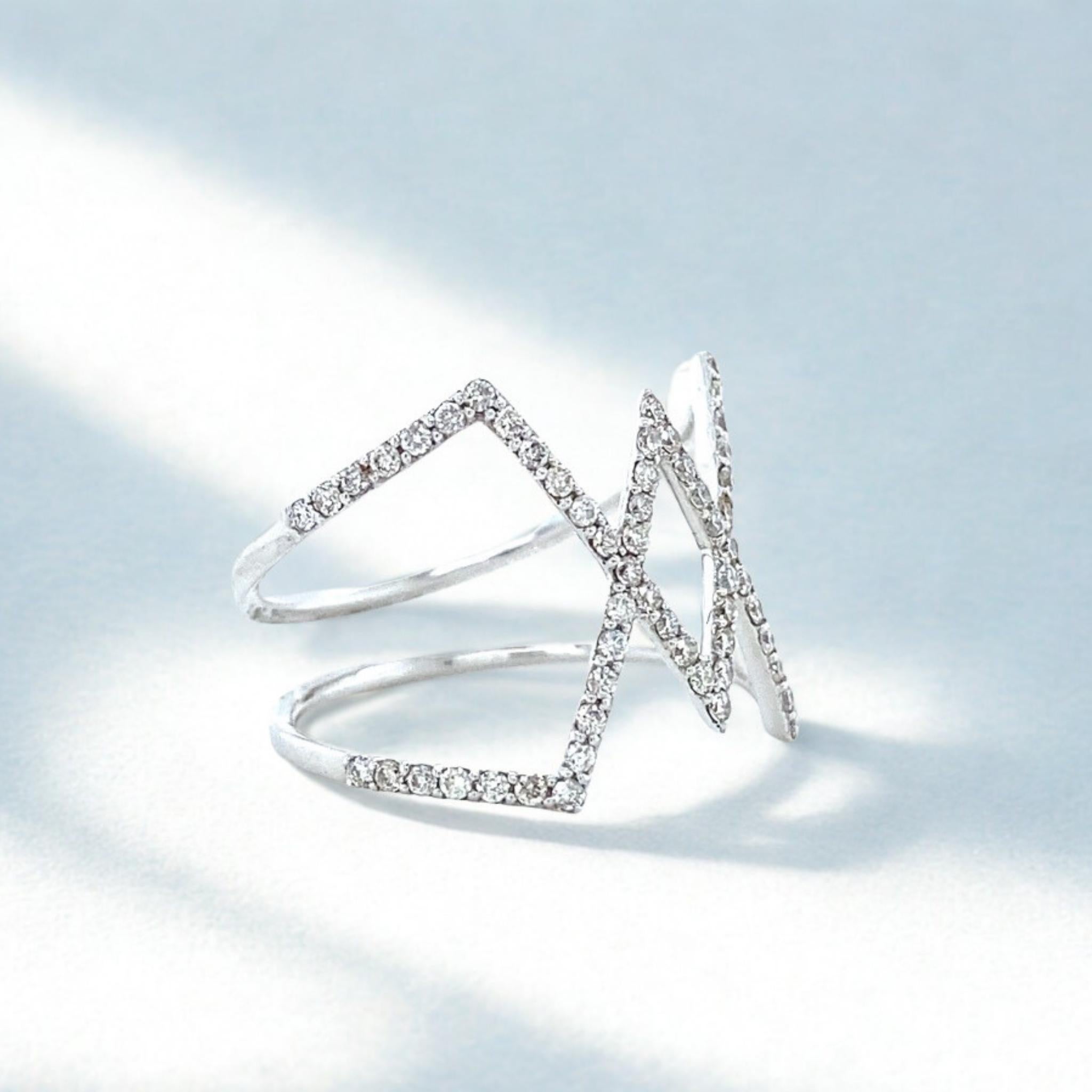 Anillo de diamantes naturales en cruz de oro macizo de 14k (certificado) en Nuevo estado para la venta en New Delhi, DL