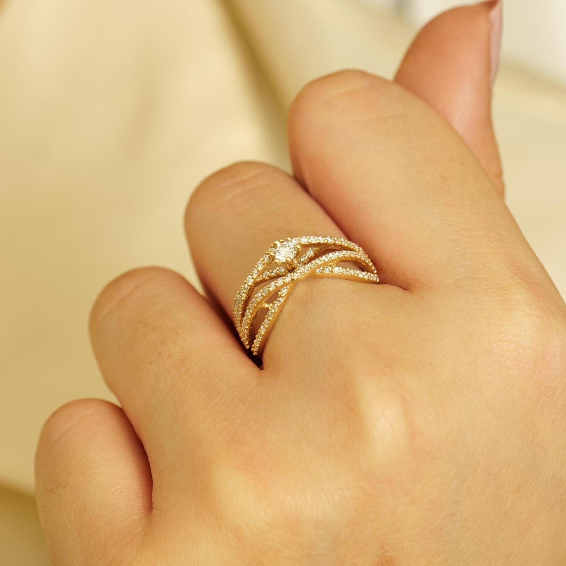 Criss Cross Natural Solitaire Engagement Ring in 14k Solid Gold (Certified) Art Decó en venta