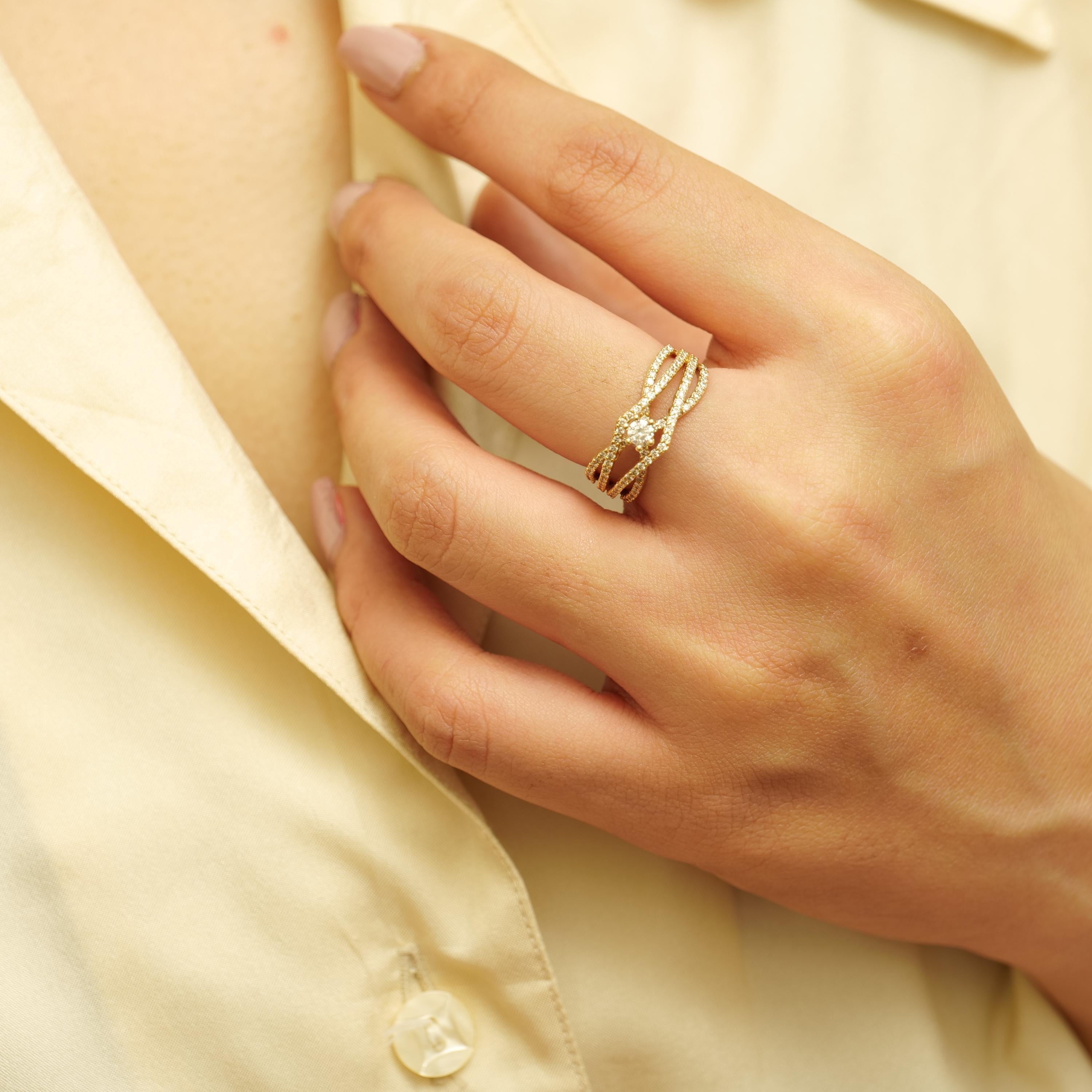 Criss Cross Natural Solitaire Engagement Ring in 14k Solid Gold (Certified) Corte redondo en venta