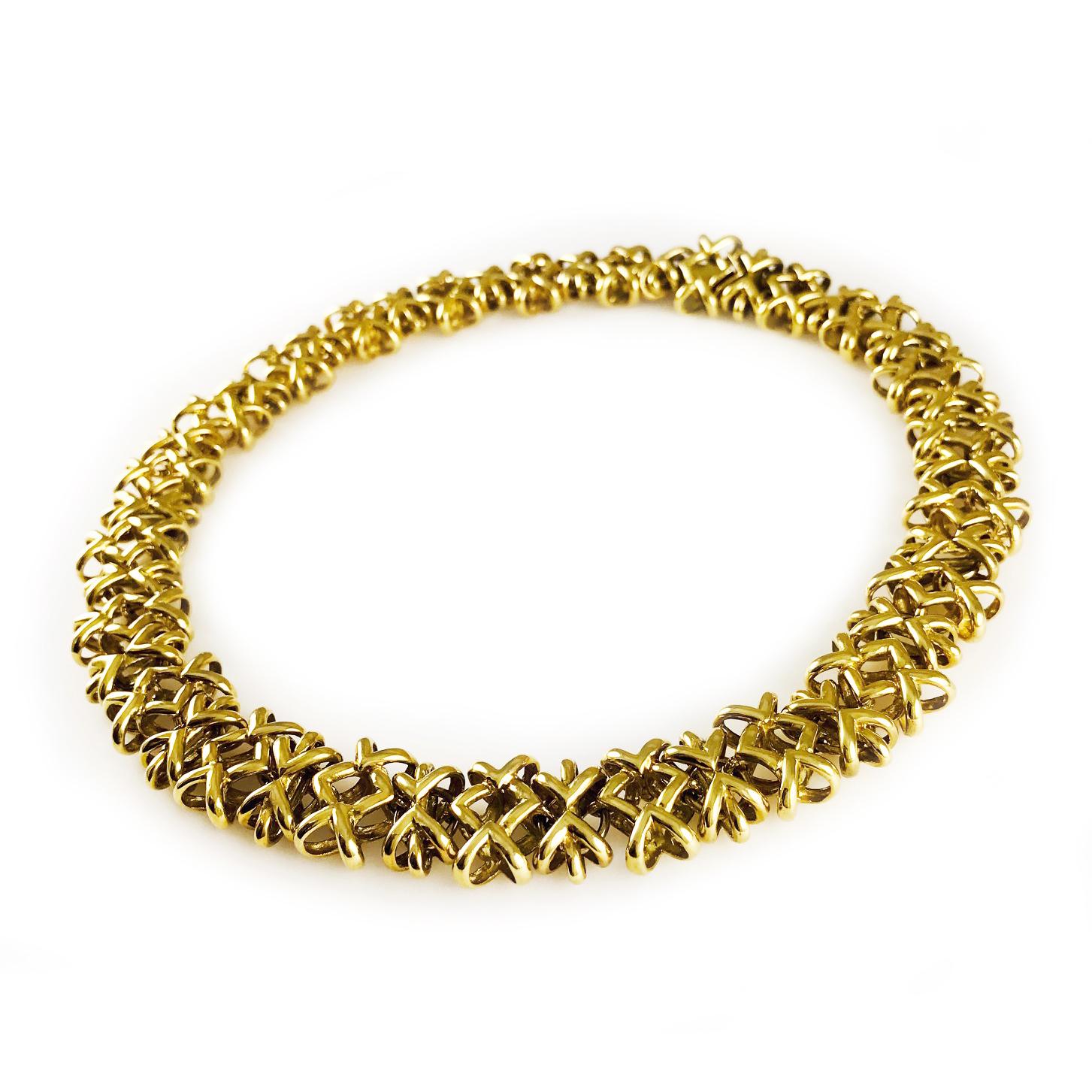 Collier à maillons croisés en or jaune 18K. Ce collier robuste et audacieux, d'une largeur de 18 mm, se distingue par son design entrecroisé complexe, qui rappelle l'emblématique collier Tiffany & Co. Collier en 