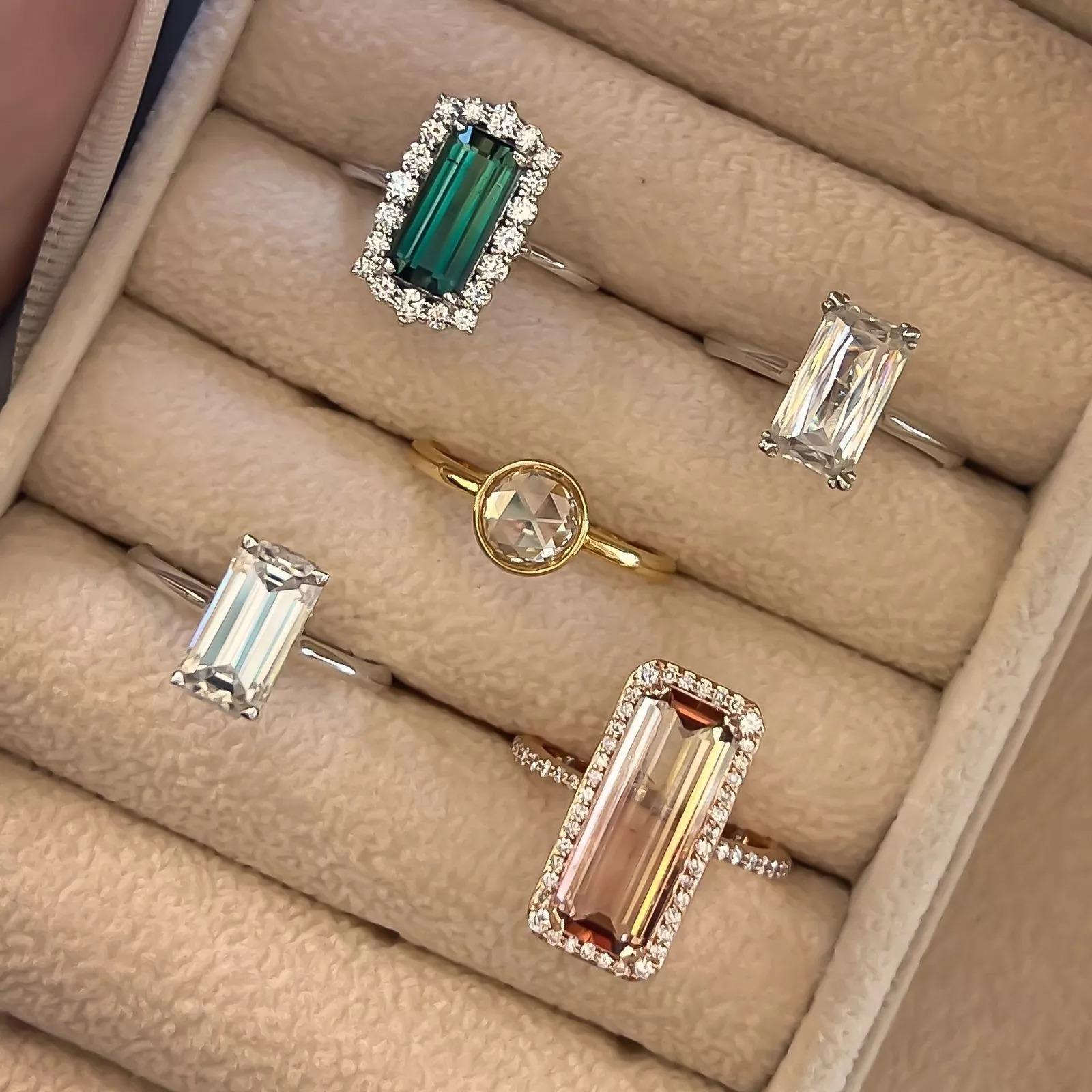 14k White Gold Crisscross 3.5 Carat Emerald Moissanite Solitaire Engagement Ring Corte esmeralda en venta