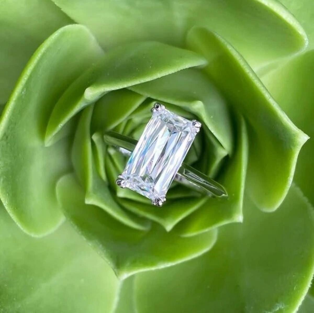 14k White Gold Crisscross 3.5 Carat Emerald Moissanite Solitaire Engagement Ring en Nuevo estado para la venta en Carmel By The Sea, CA