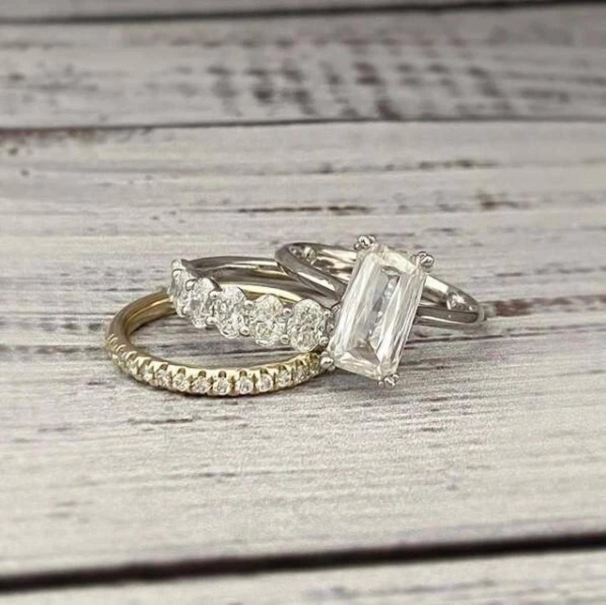 De las mujeres 14k White Gold Crisscross 3.5 Carat Emerald Moissanite Solitaire Engagement Ring en venta