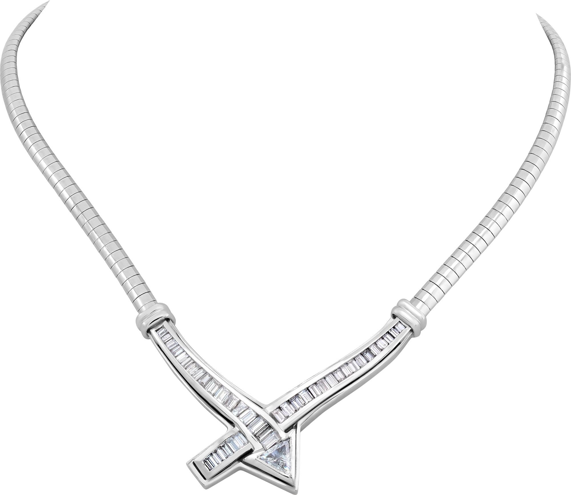Collana con diamanti incrociati con diamanti taglio baguette e trillon in oro bianco 14k. Peso totale dei diamanti: oltre 4,00 carati, stima: Colore G-H, purezza VS-SI. Lunghezza: 14.5 pollici.
