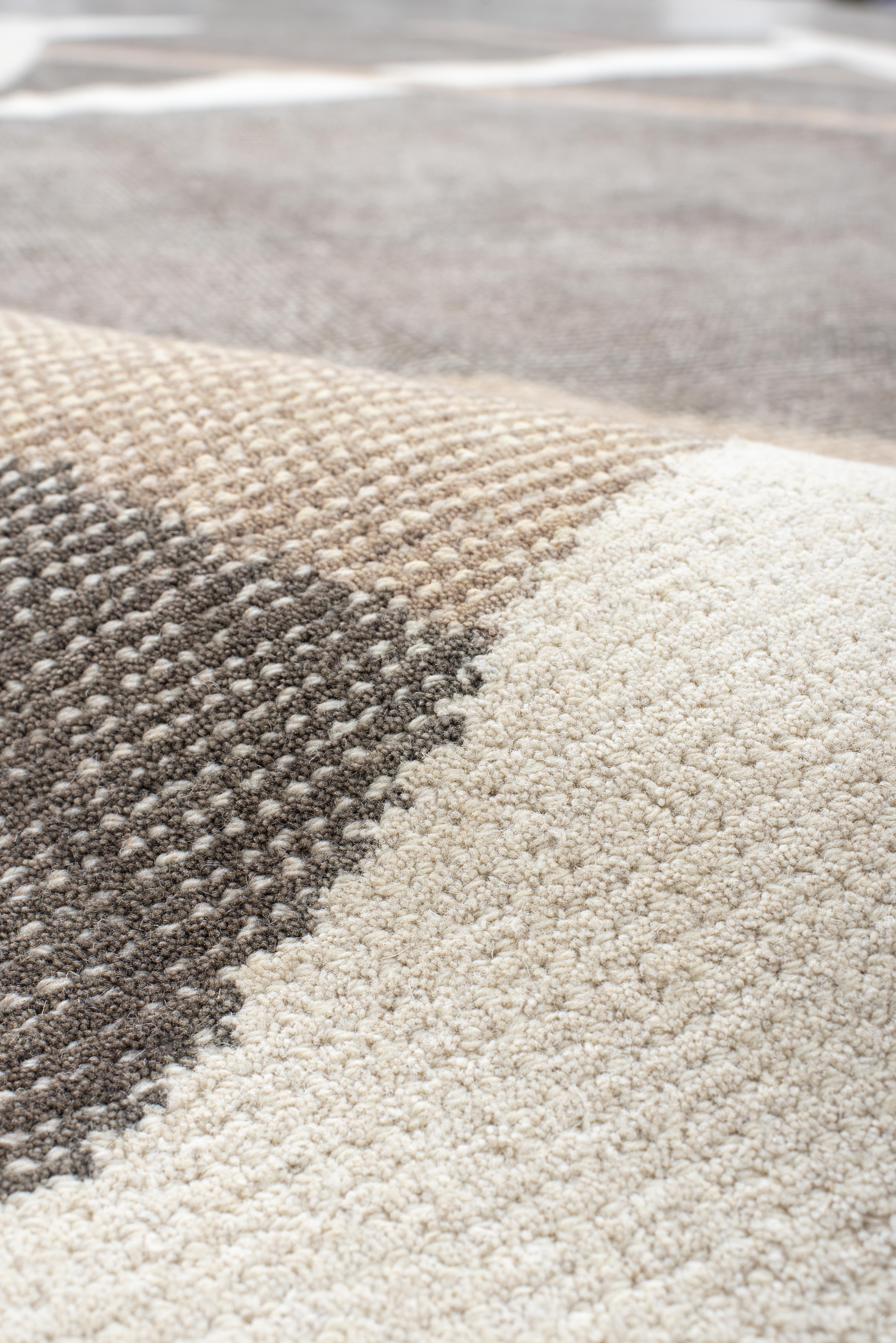 Moderno Tappeto Crisscross Linear Pattern in Taupe, Ivory Sand = Tappeto contemporaneo rivestito a mano in vendita
