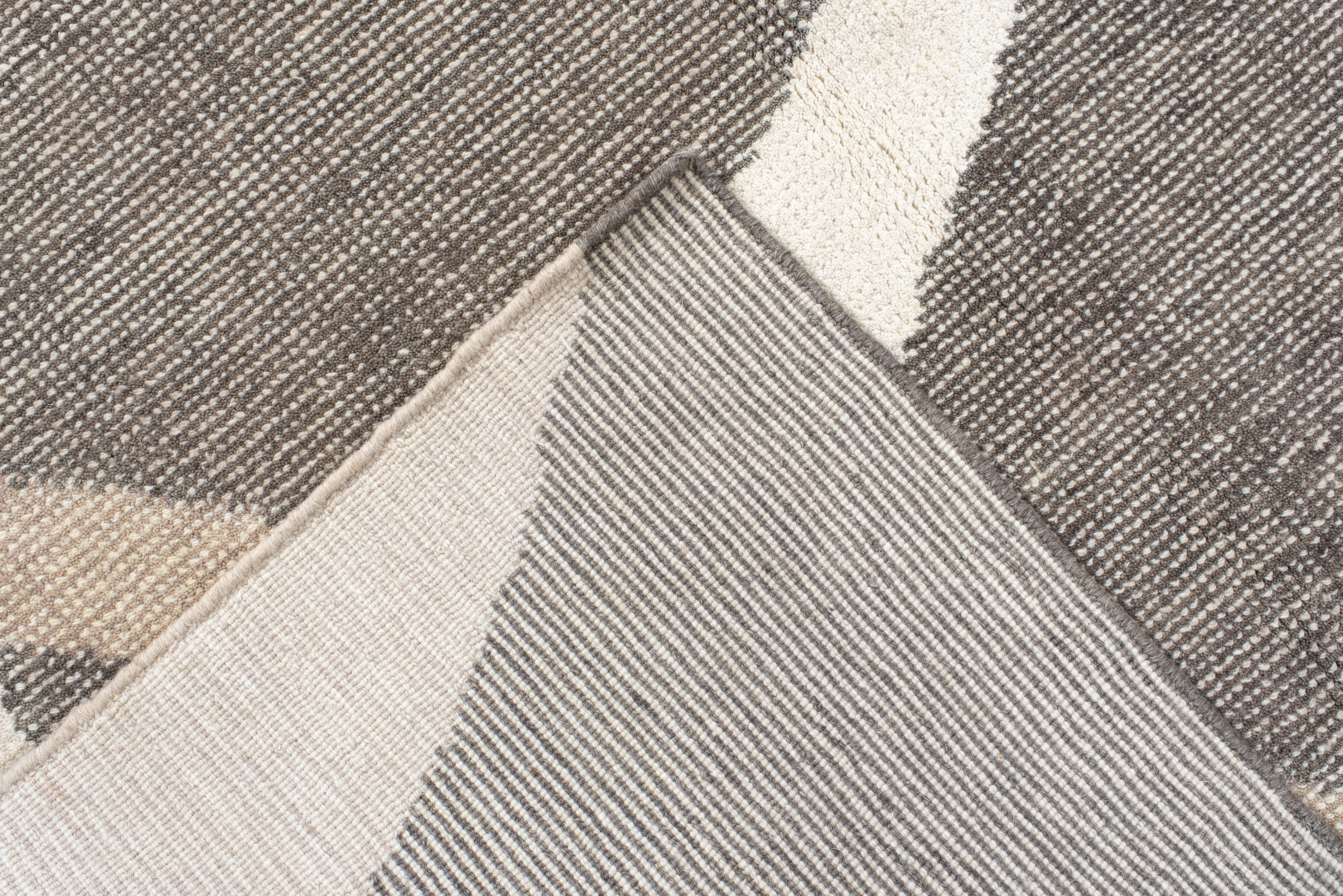 Tappeto Crisscross Linear Pattern in Taupe, Ivory Sand = Tappeto contemporaneo rivestito a mano In condizioni ottime in vendita a New York, NY