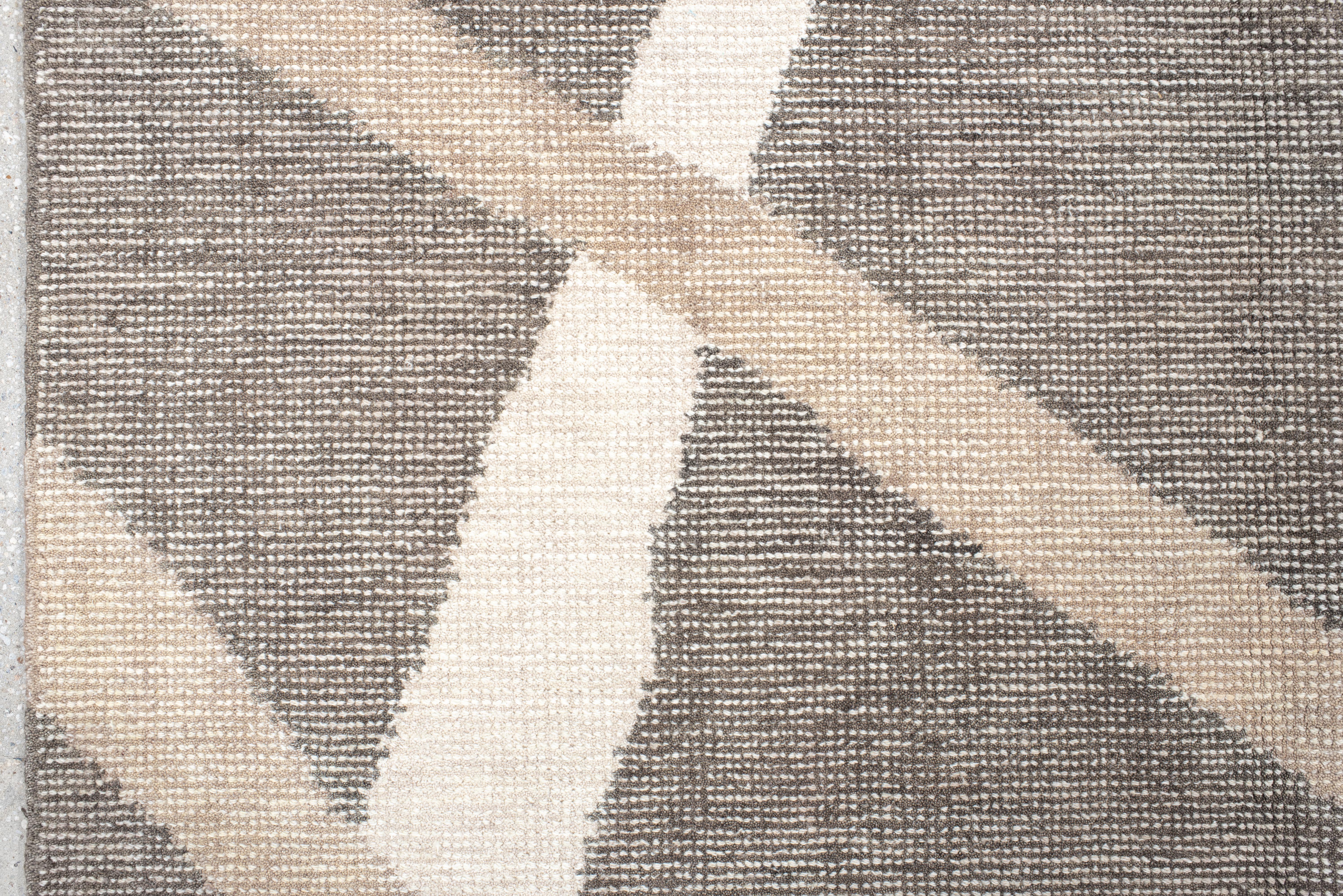 XXI secolo e contemporaneo Tappeto Crisscross Linear Pattern in Taupe, Ivory Sand = Tappeto contemporaneo rivestito a mano in vendita