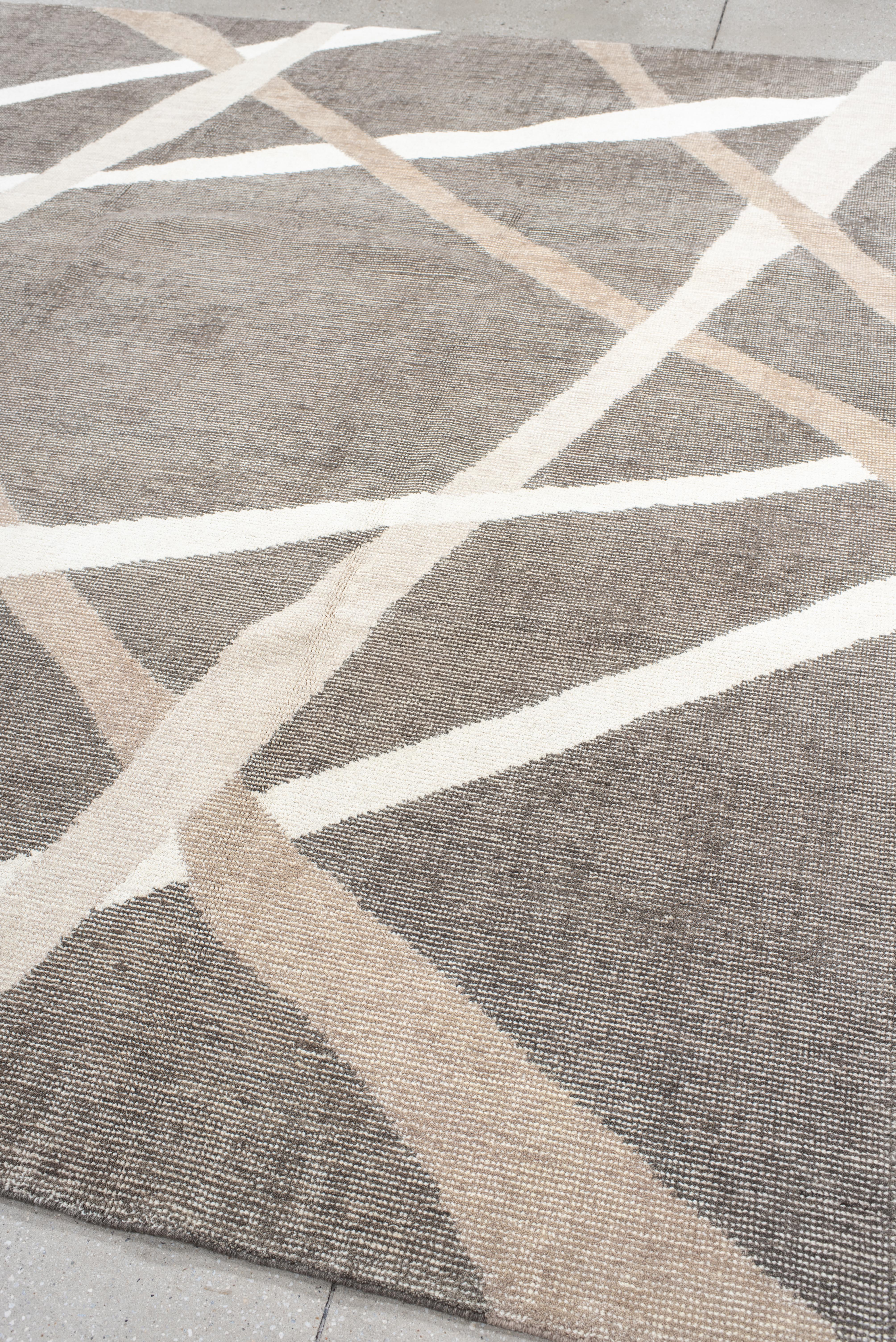 Tappeto Crisscross Linear Pattern in Taupe, Ivory Sand = Tappeto contemporaneo rivestito a mano in vendita 1